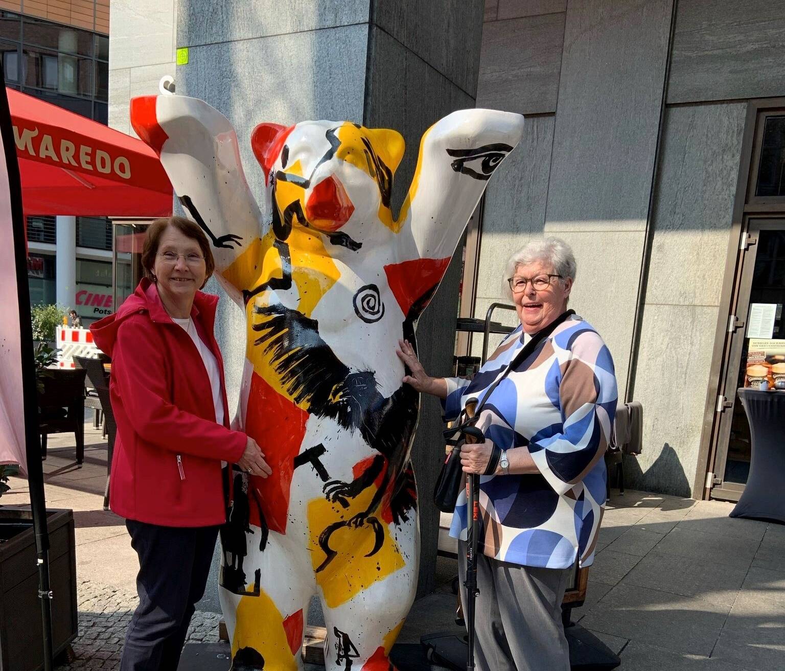 Unser Foto zeigt die Geschäftsführerin des DLFK, Agnes Brock und Christa Draack mit einem buntbemalten Berliner Buddy Bären. Foto: Privat