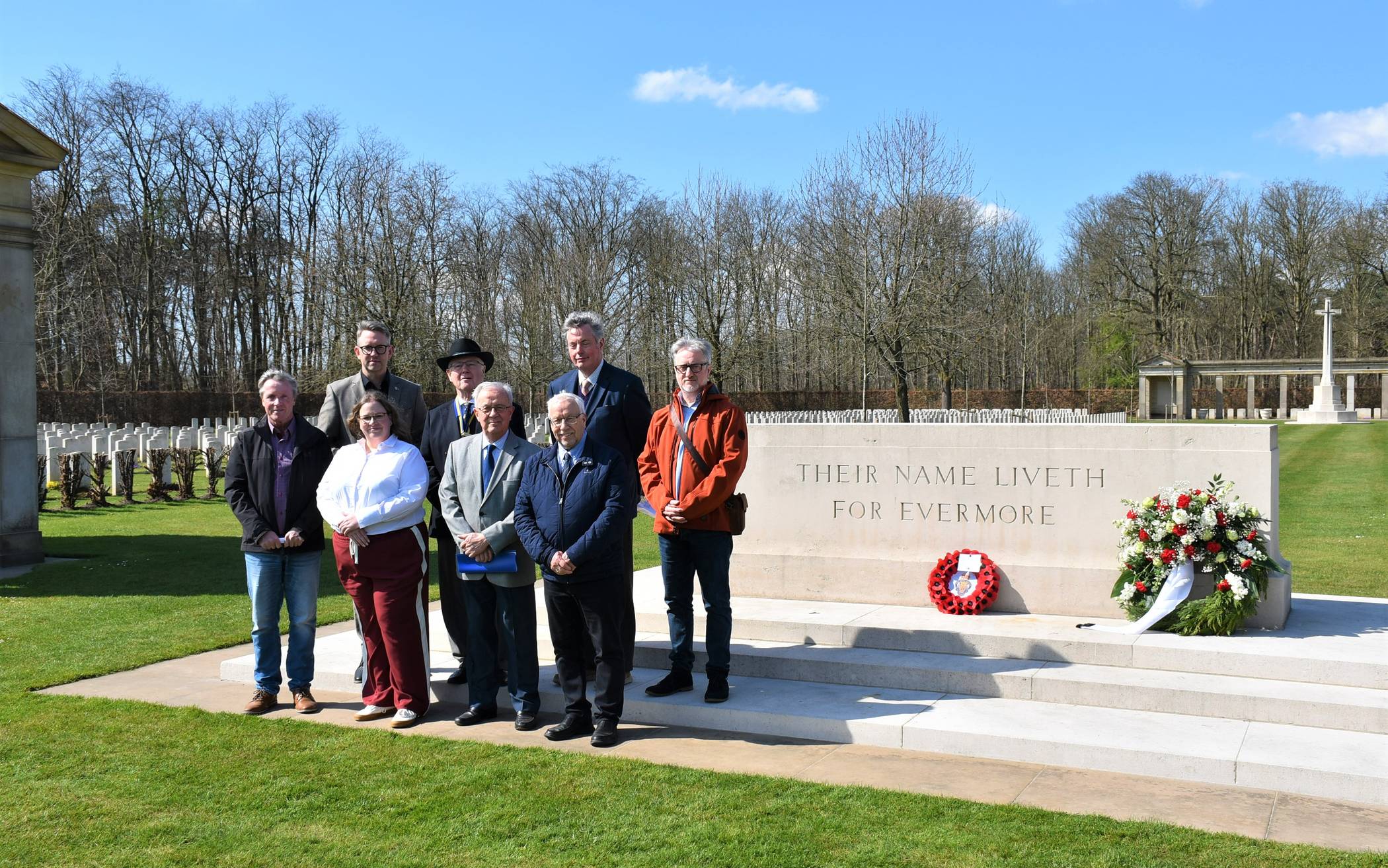 Die Delegation aus Durham legt gemeinsam