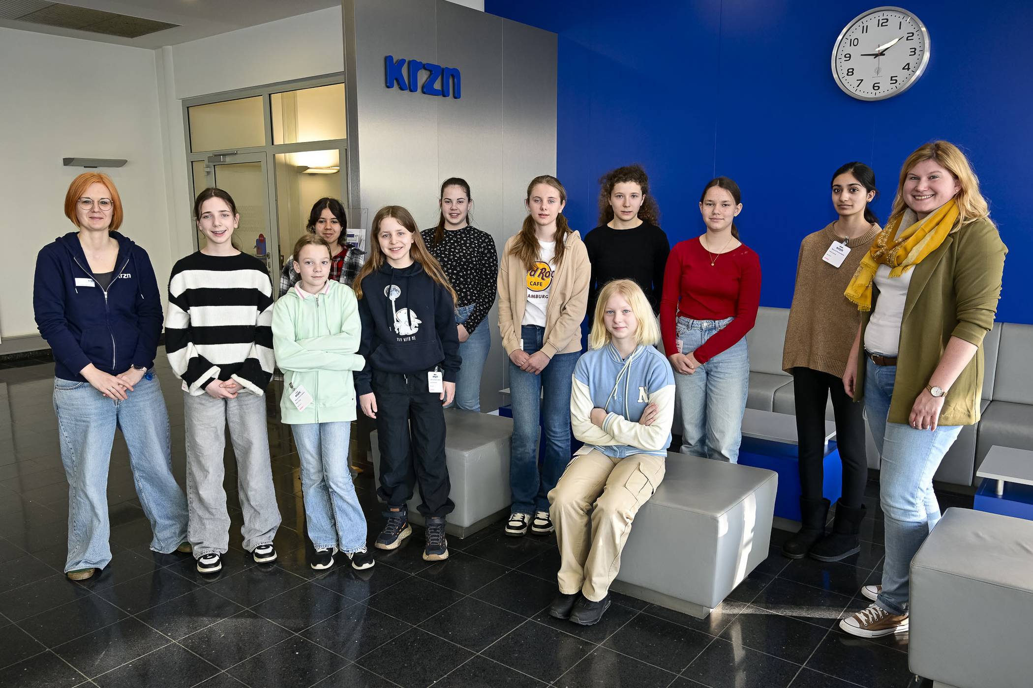  Hinter die Türen eines Kommunalen Rechenzentrums schauten diese Schülerinnen bei einem Besuch des KRZN am Girls&amp;#x92;Day. Die Gleichstellungsbeauftragte Christina Biermann (links) und ihre Stellvertreterin Sophie Feyen (rechts), betreuten die Schülerinnen. 