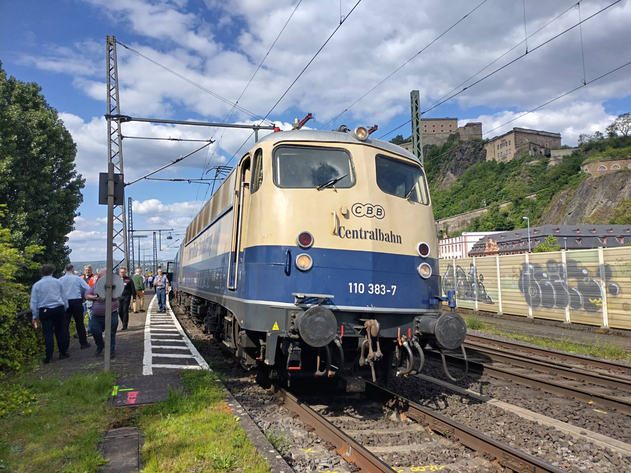  Eine historische E-Lok bringt die Fahrgäste zur Brohltalbahn oder ins DB-Museum nach Koblenz. 