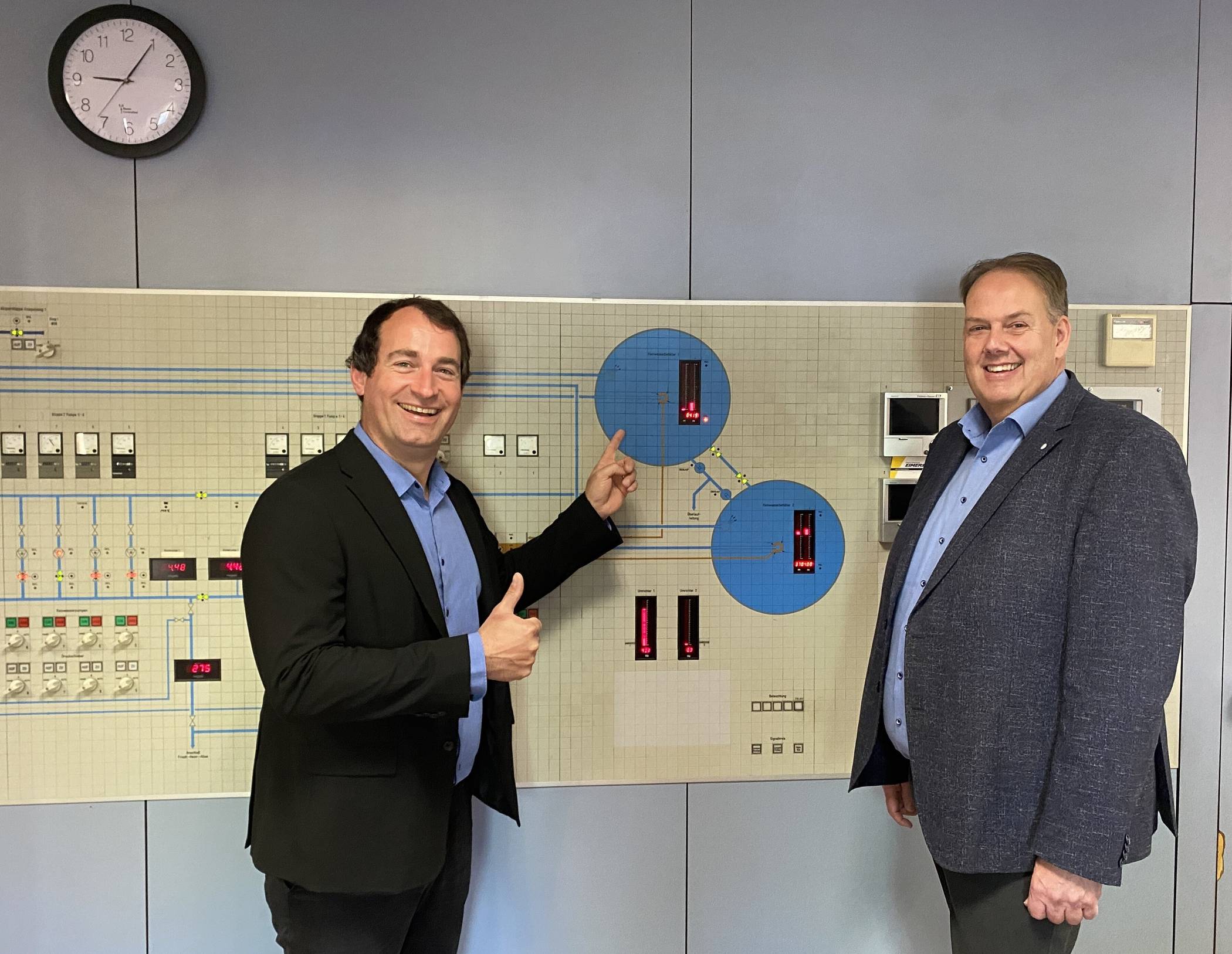  Frank Rattmann und Dr. Kai Deppenkemper vor der Schaltzentrale im Wasserwerk 