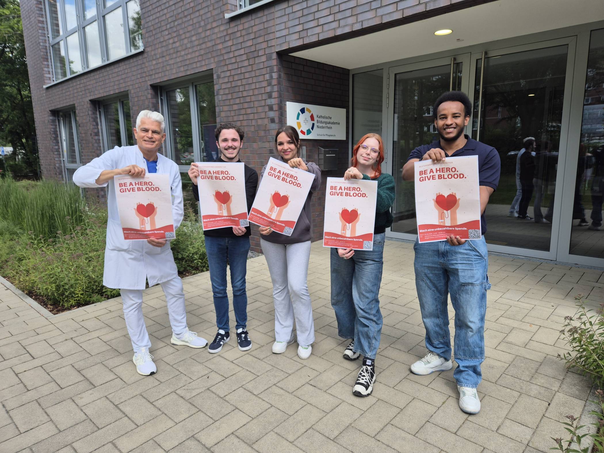  Die angehenden Pflegefachkräfte befassen sich im Zuge einer Projektarbeit mit dem Thema und übernehmen eigenverantwortlich bestimmte Aufgaben bei der Planung sowie Durchführung der Spendenaktion. 