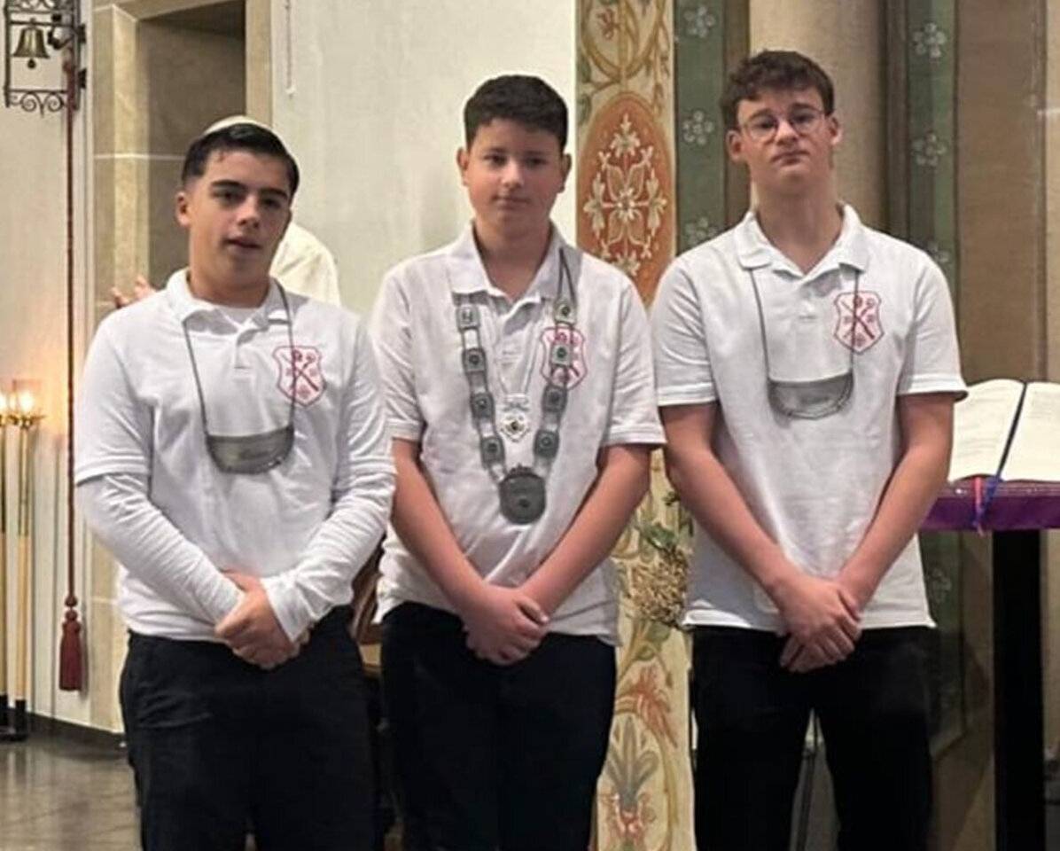 Schülerprinz der St. Nikolaus-Bruderschaft Hardt ist Simon Boskamp mit seinen Rittern Jonathan Steinfels und Lukas Enseling.