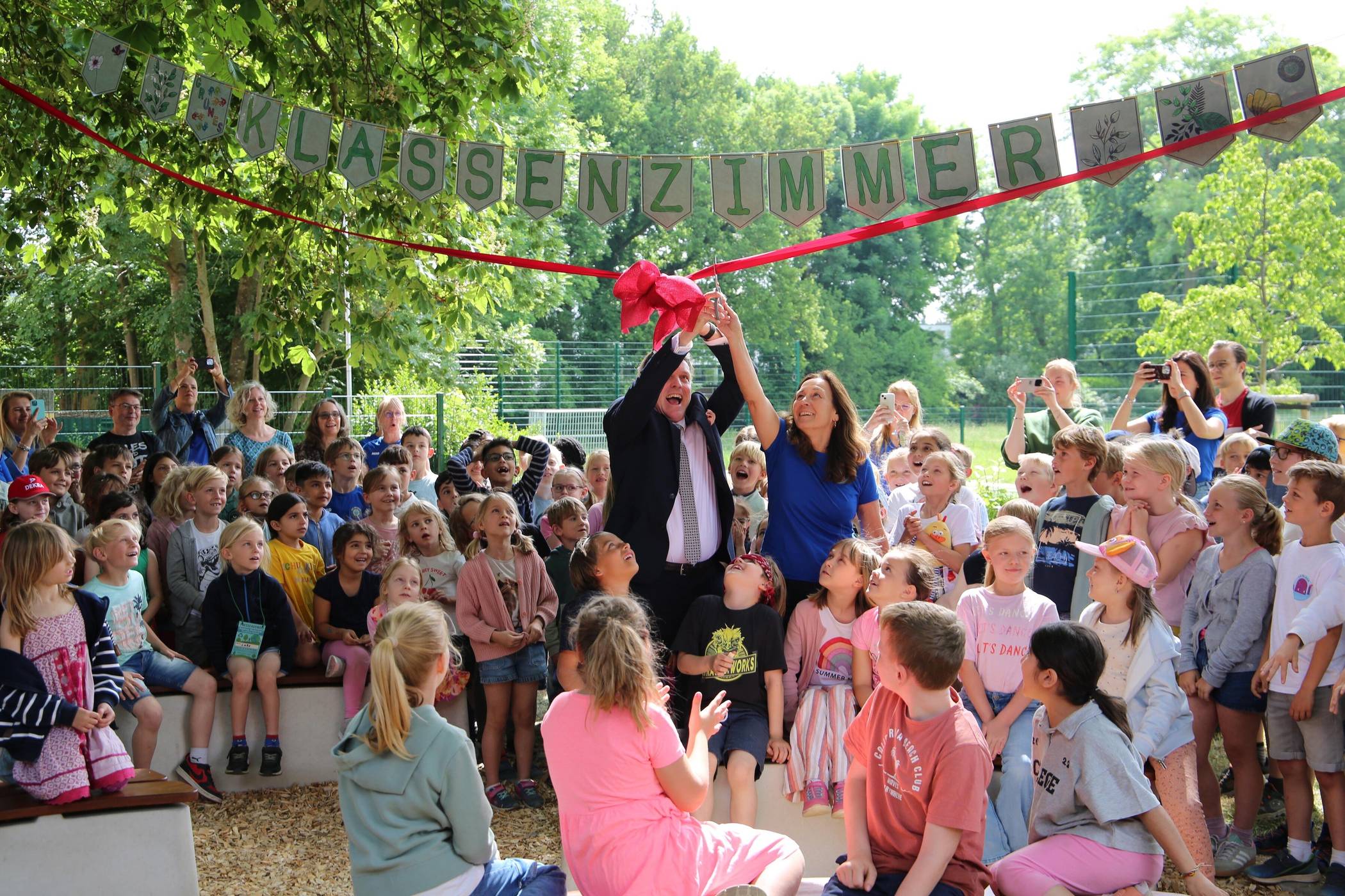  Schulleiterin Nicole Fleck-Hell und Bürgermeister Christoph Fleischhauer gaben den offiziellen Startschuss für das grüne Klassenzimmer der Grundschule Hülsdonk. 
