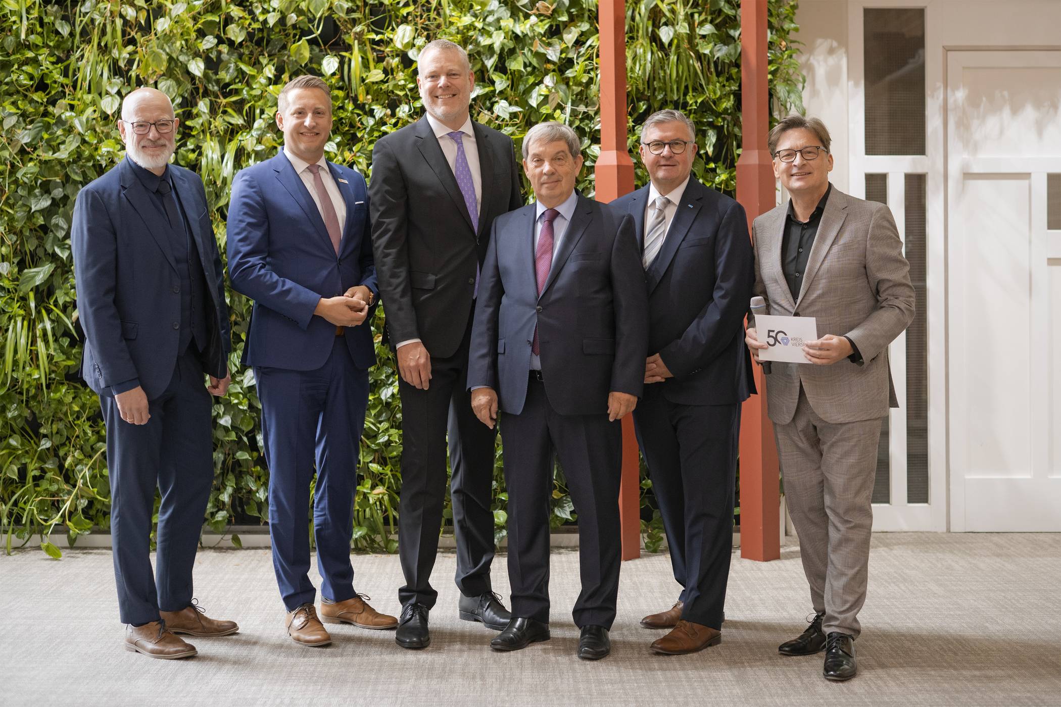 Ingo Schabrich (Kreisdirektor des Kreises Viersen), Thomas Schürmann (Regierungspräsident), Landrat Dr. Andreas Coenen, Prof. Dr. Hans Walter Hütter (Präsident des Hauses der Geschichte NRW), Karl-Heinz Wassong (Sprecher der Bürgermeisterin und der Bürgermeister des Kreises Viersen), Stefan Verhasselt (Moderator)(v.l.).