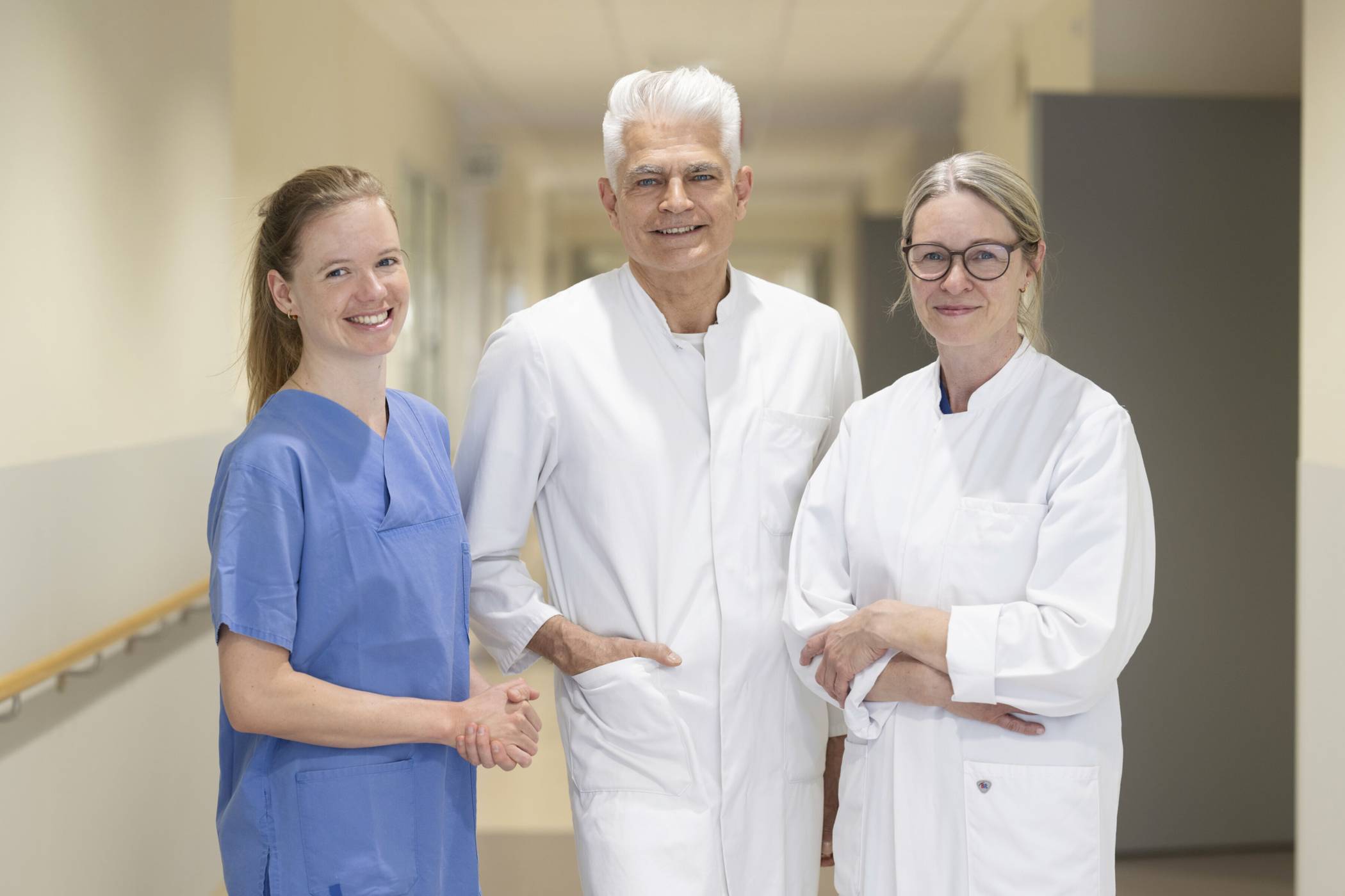 Der Experte der Franziskus Stiftung Münster und Chefarzt der Klinik für Anästhesie sowie ärztlicher Transplantationsbeauftragter im St. Bernhard-Hospital Kamp-Lintfort Dr. Gero Frings zusammen mit der pflegerischen Transplantationsbeauftragten Svenja Kalscheuer (li.) und Oberärztin der Anästhesie Nina Heuwing.