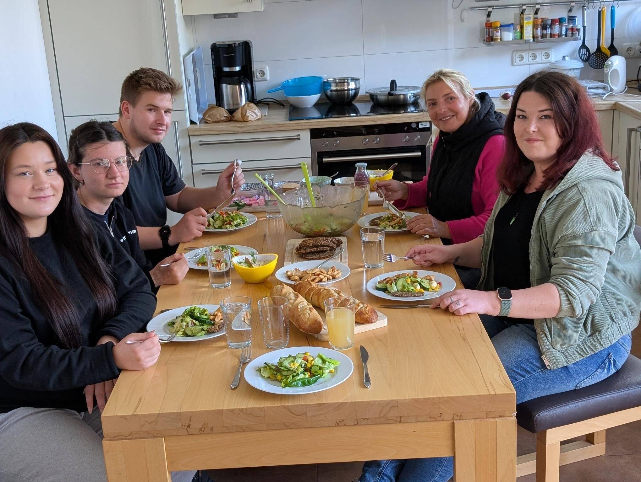 In den Salat kamen die geernteten Knoblauchzehen und der Schnittlauch aus dem eigenen Anbau (v.l.): Lilly-Sophie Waßermann, Simon Schommer, Katja Scharf und Karina Stelkens.