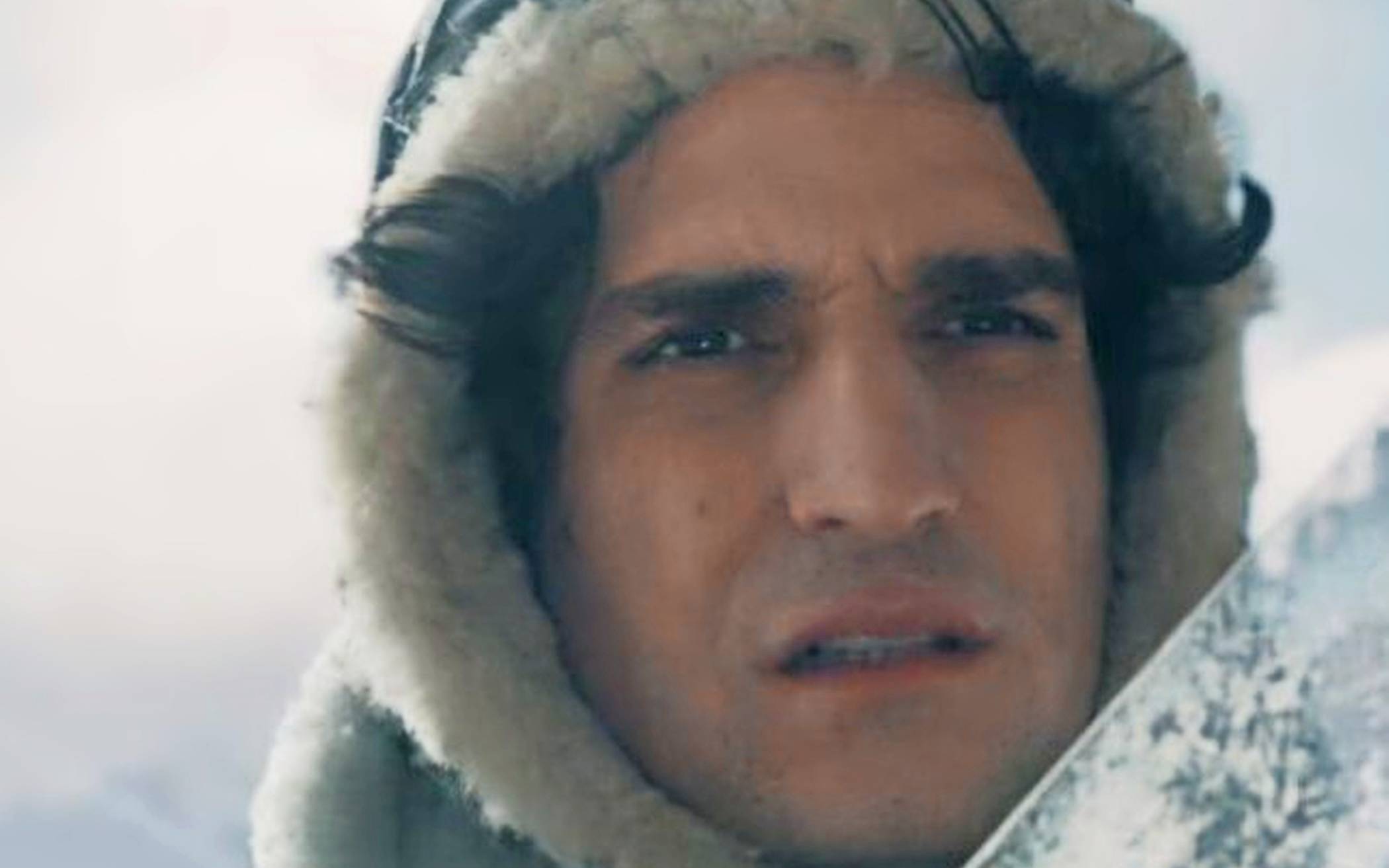 Antoine de Saint-Exupéry (Louis Garrel) sucht seinen Freund Henri Guillaumet. 