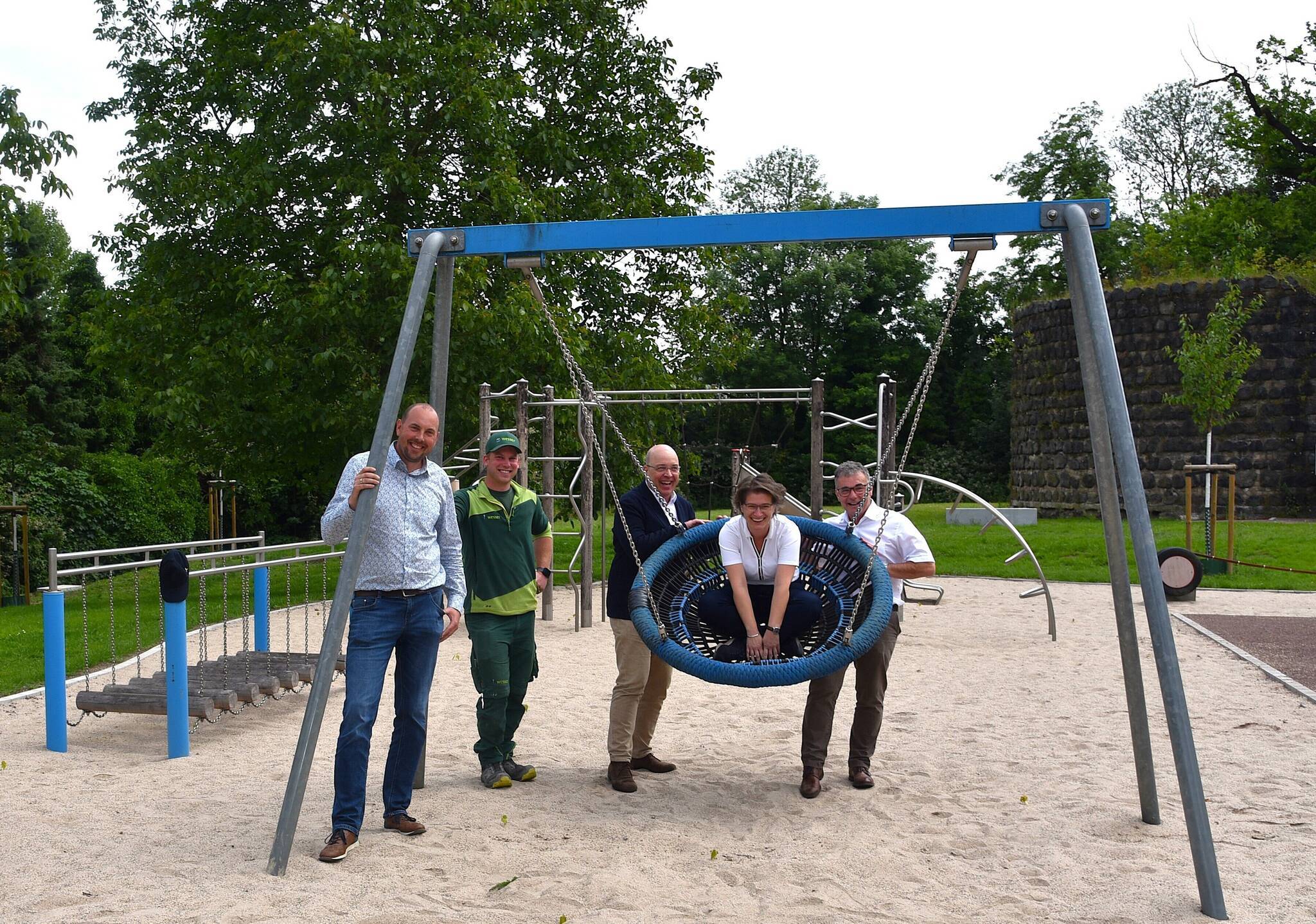  Zusammen mit Markus Kern vom Grünflächenamt der Stadt Rheinberg und Landschaftsgärtner Jonas Schmeink von der Firma Wesser aus Wesel überzeugten sich Bürgermeister Dietmar Heyde, Sozialdezernentin Iris Itgenshorst und Baudezernent Stephan Pfeffer persönlich von der „Tauglichkeit“ der Spielgeräte. 