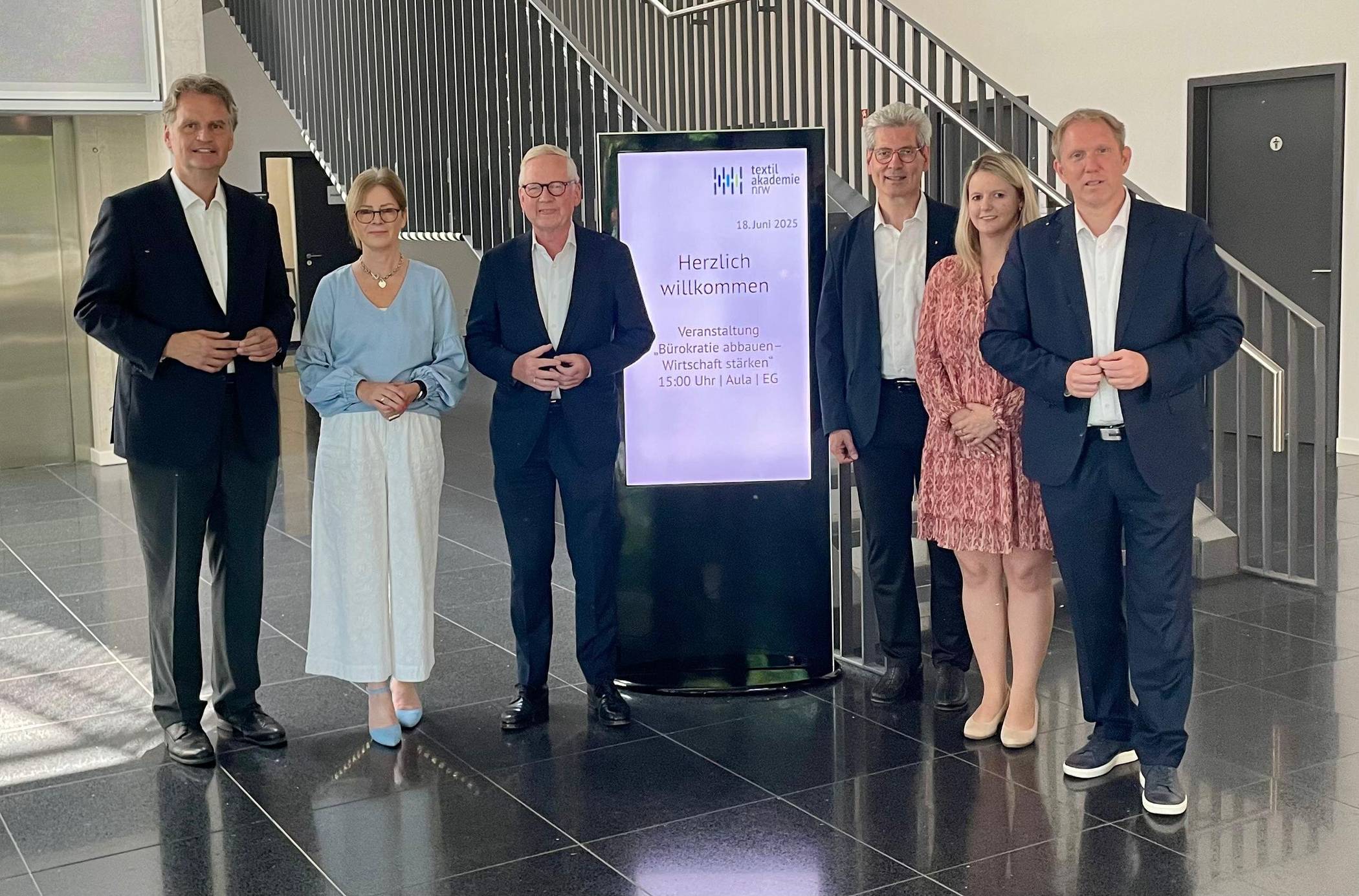 Der Chef des Normenkontrollrats Lutz Goebel (3. v. l.), kam auf Einladung der CDU mit Dr. Günter Krings, Vanessa Odermatt, Dr. Christof Wellens und Jochen Klenner in die Textilakademie mit Schulleiterin Anke Hollkott. Foto: Sandra Löhr