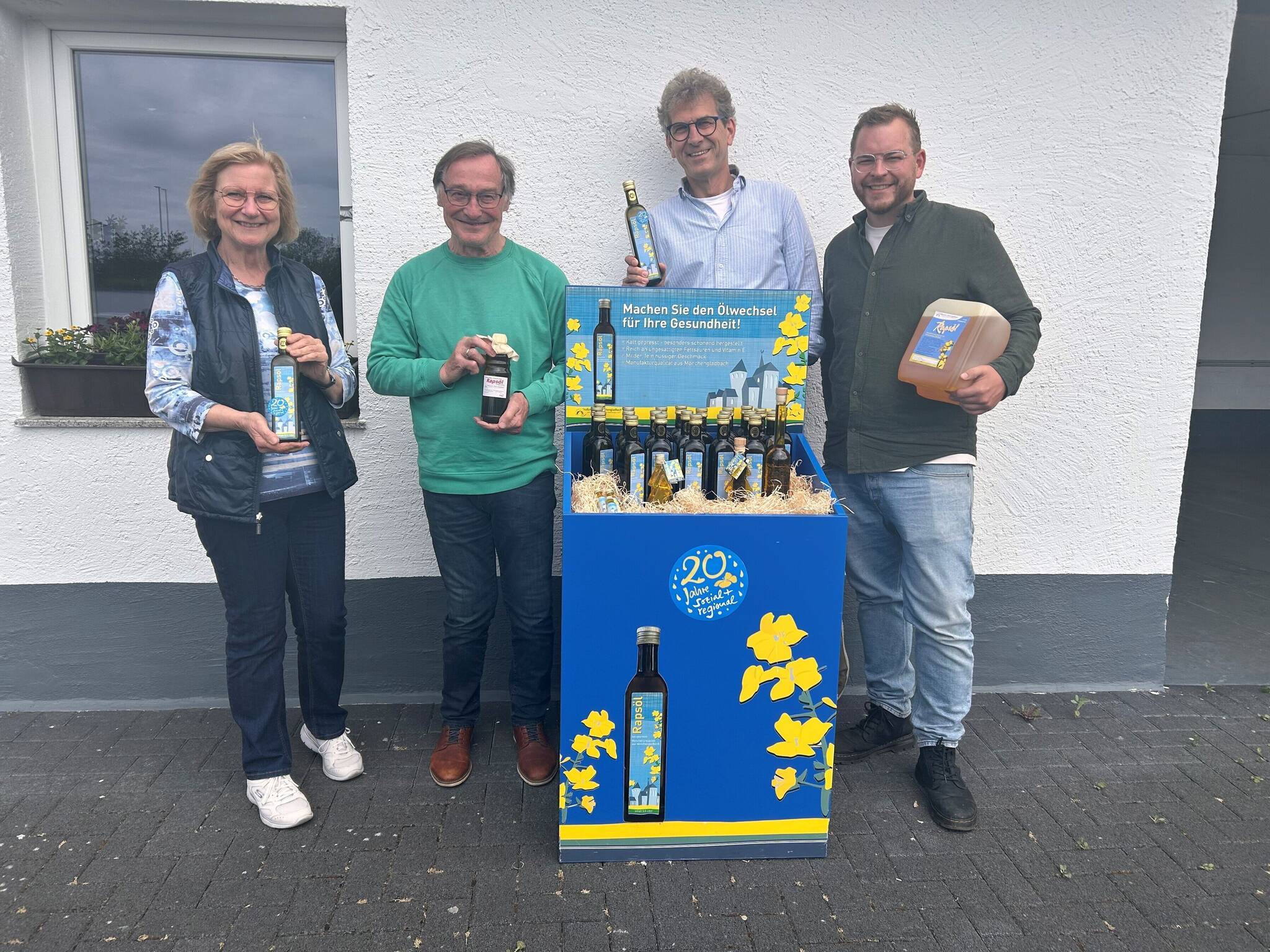 Das Rapsöl des Volksverein feiert 20. Geburtstag (v.l.): Marion Hoch, Anleitrin Hauswirtschaft, Bürgermeister Hajo Siemes, Matthias Merbecks, Geschäftsführer Volksverein, und Robert Scheeren, neuer Anleiter Hauswirtschaft.   
