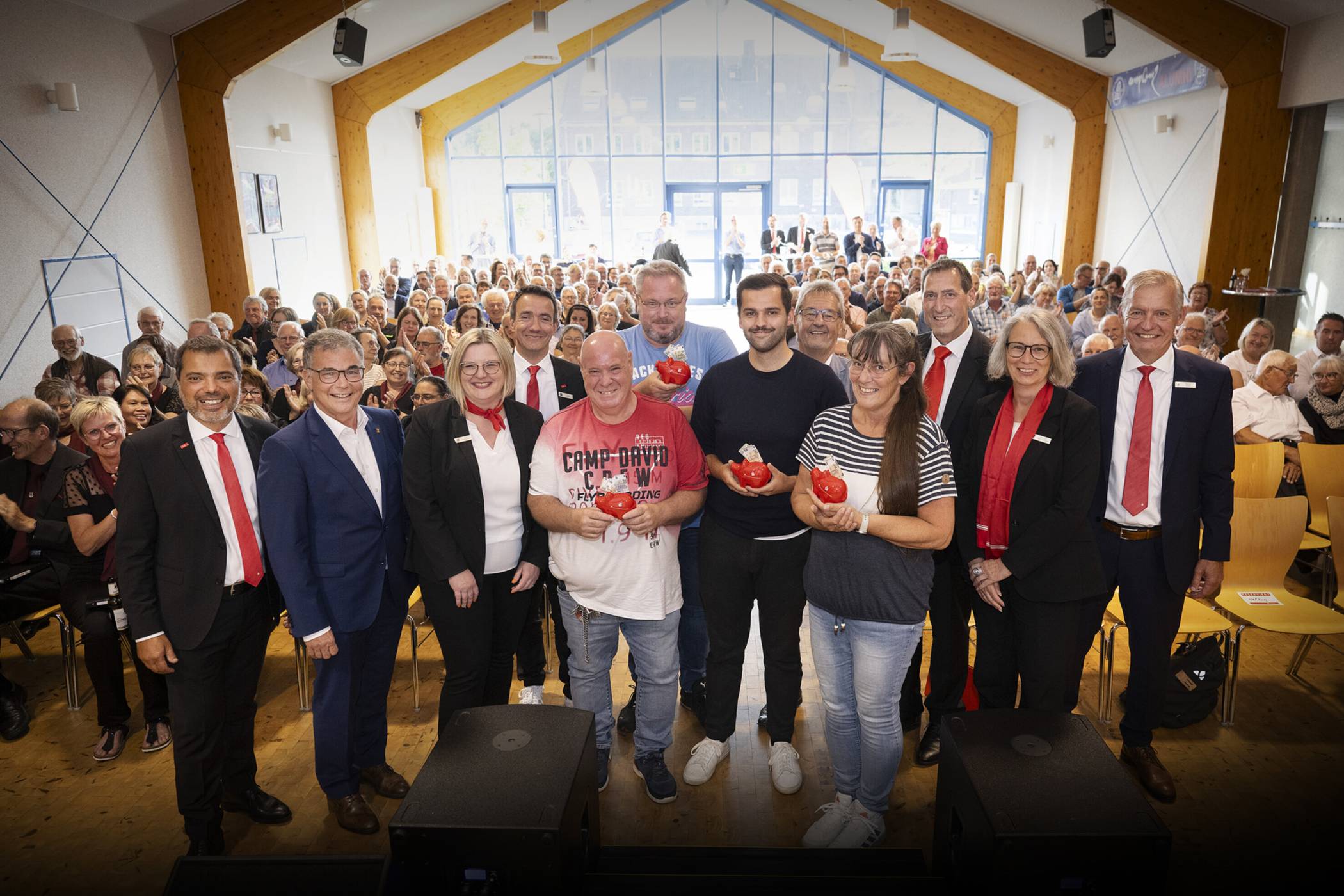  Rund 180 Gäste des Ehrenamtsforums erlebten in der Aula des Amplonius Gymnasiums interessante Interviews mit Ehrenamtlichen und die Ziehung von vier Extraspenden von je 250 Euro. Giovanni Malaponti und Bürgermeister Dietmar Heyde (1. und 2. v.l.) sowie der stellvertretende Landrat Günter Helbig (5. v. r.) und Sparkassenvorstand Bernd Zibell (ganz rechts) gratulierten den Gewinnern. 