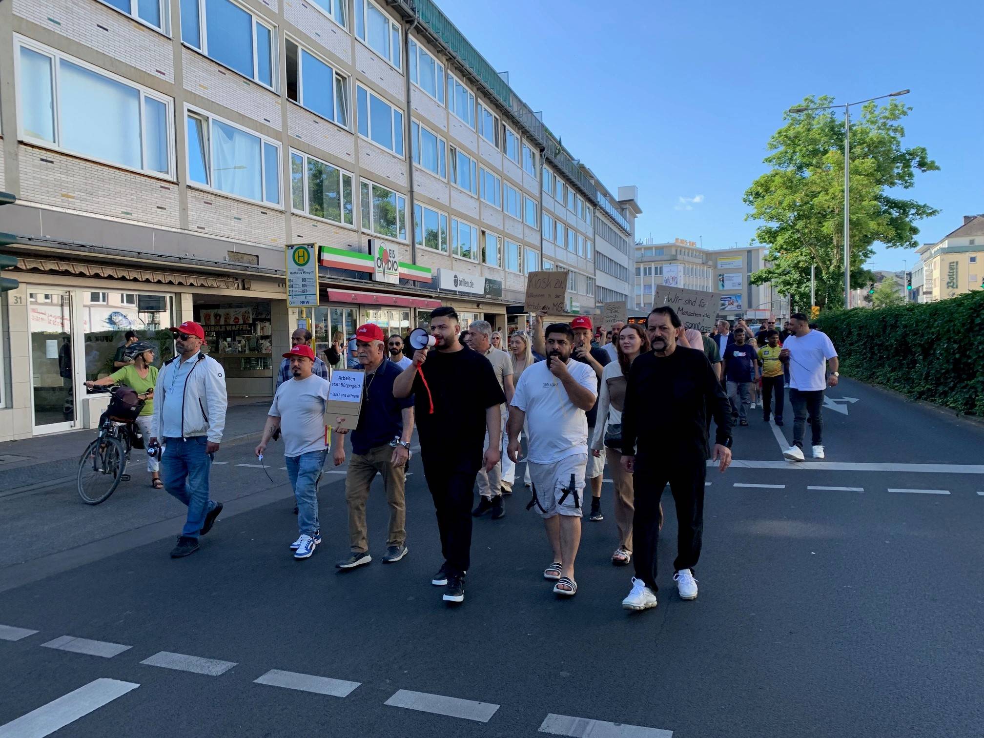 In einem Demonstrationszug zogen die Kioskbetreiber durch die Rheydter Innenstadt.
