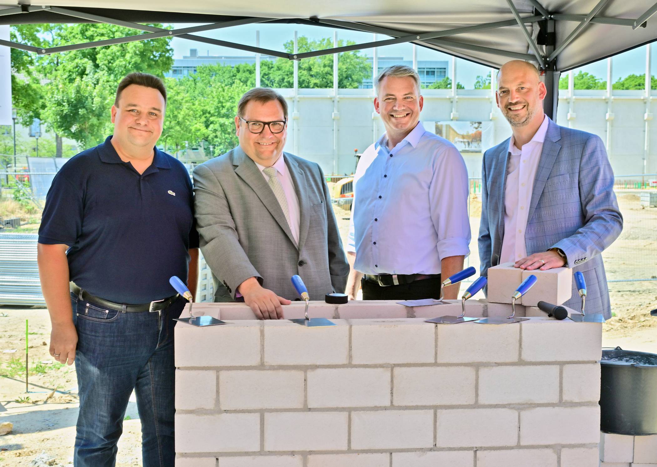  Bestücken den Grunstein: (v.l.) Stadtdirektor Markus Schön, Oberbürgermeister Frank Meyer, Thomas Rodemeier als Geschäftsführer der City Projekt Westpark Krefeld GmbH sowie Bau- und Planungsdezernent Marcus Beyer. 