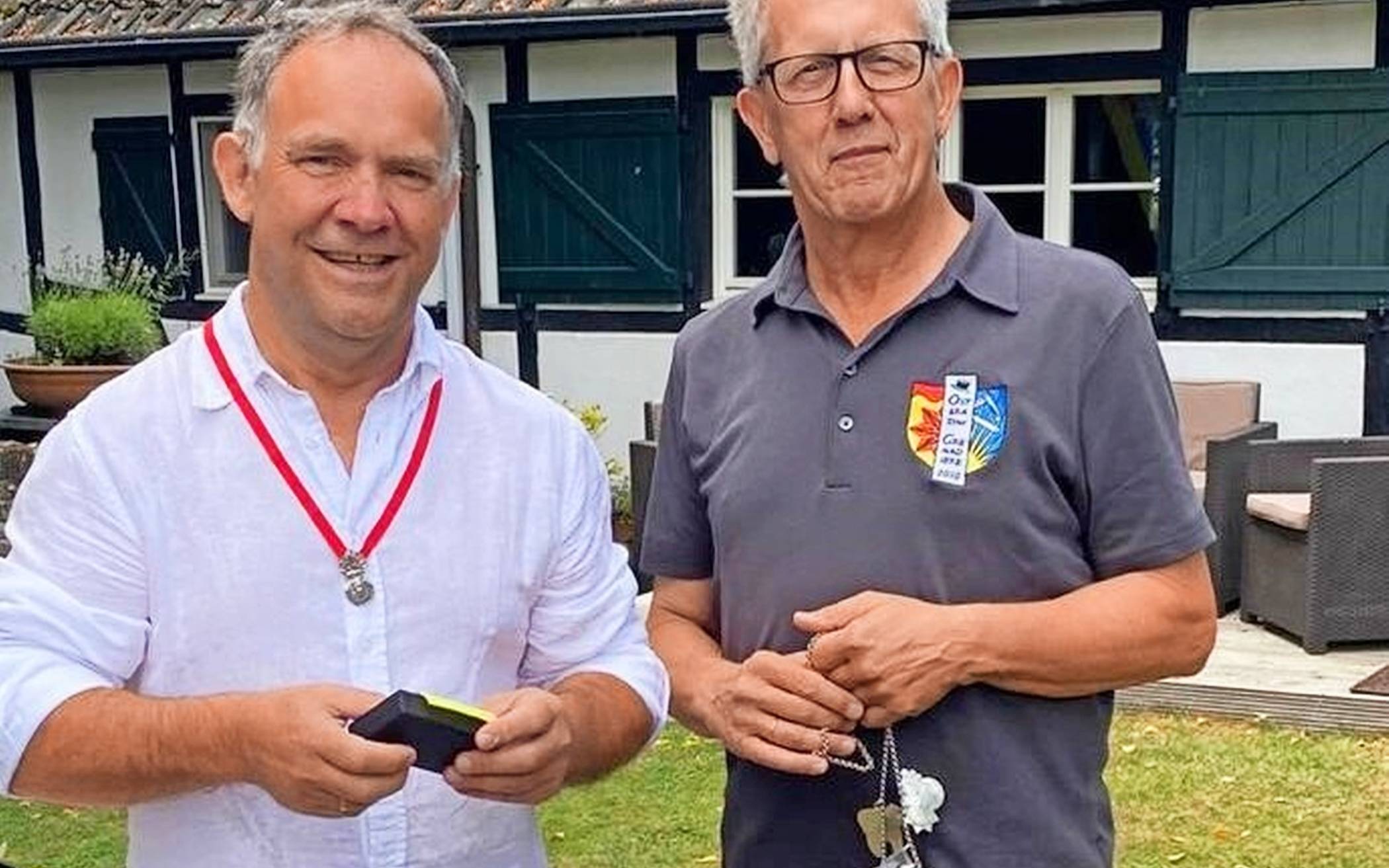 Dr. Thomas Schmidt (l.) und sein Nachfolger als Zugkönig, Thomas Jung, vor der „Alten Bockstation“.