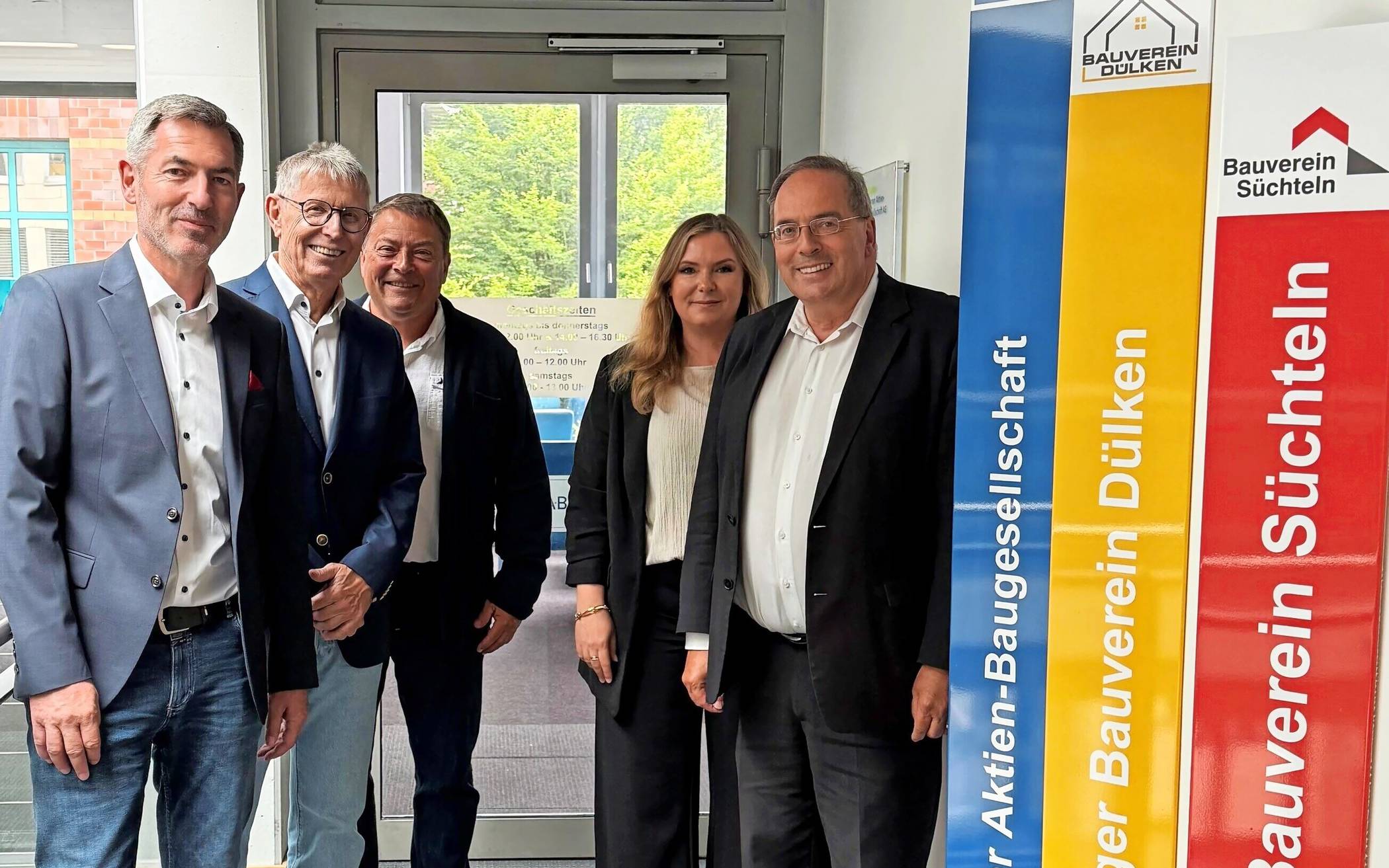  Im Stadthaus trafen sich die Vorstände des Bauvereins Süchteln (v.l. Markus Ring, Erhard Braun und Detlef Thißen) und die VAB (Jennifer Sassen und Vorstand Albert Becker) zum Fototermin. 