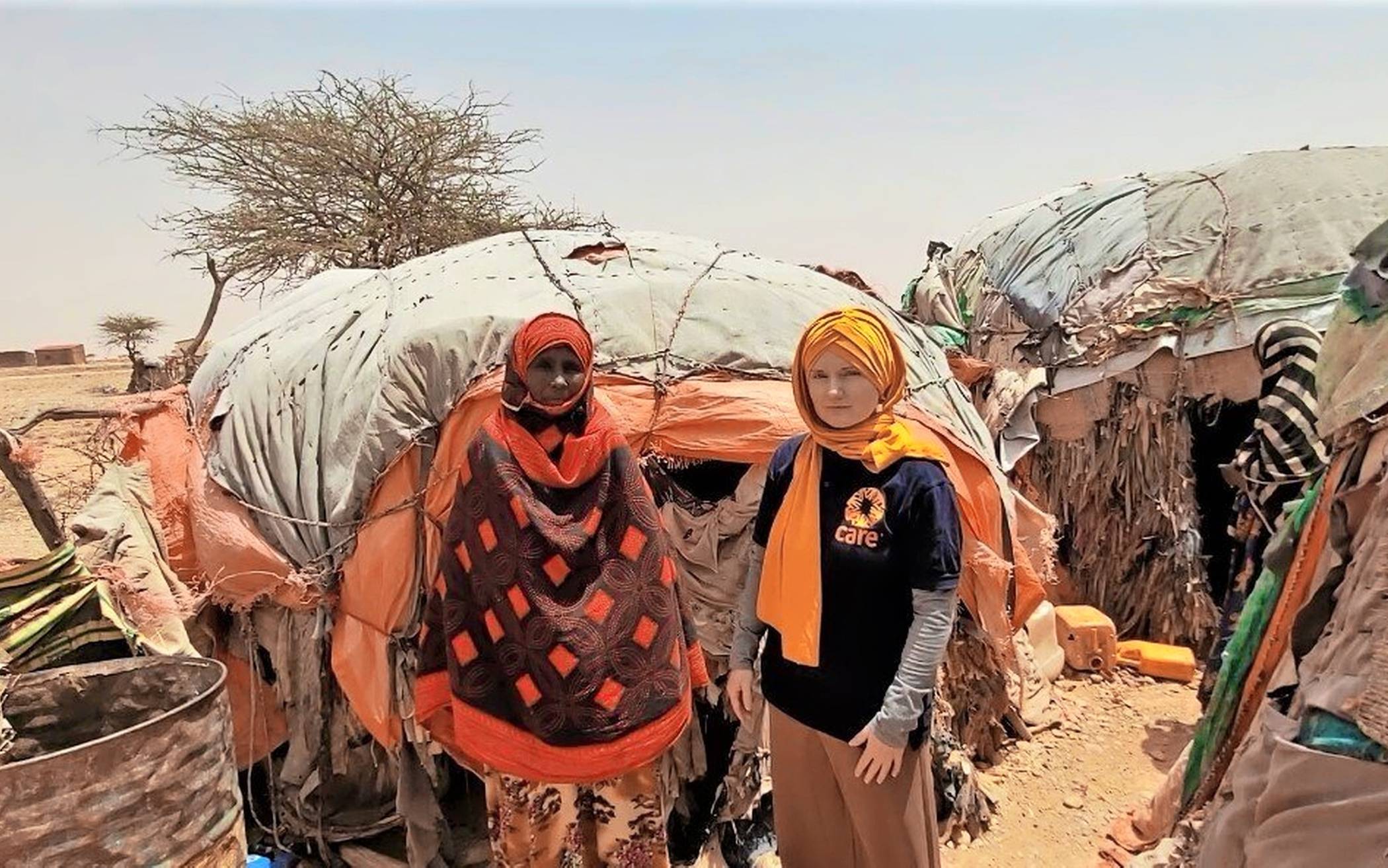  Die Anratherin Sarah Easter in einem Camp in Somaliland, hier spricht sie mit der 70-jähigen Aisha, die in einem der provisorischen Häuser lebt. Foto: CARE/Saddam Mohamed 
