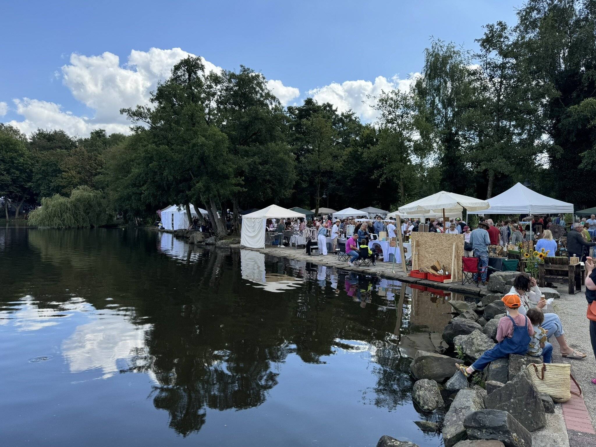 An rund 80 Ständen stellen Hobbykünstler ihre Waren aus.   