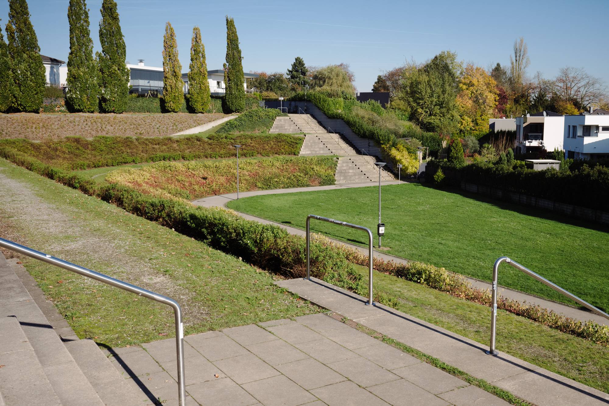 Audio-Parcours per Rad: eine Station des Kunstprojekts „Zyklus Hymnus“ ist das ehemalige Stadion am Bökelberg. 