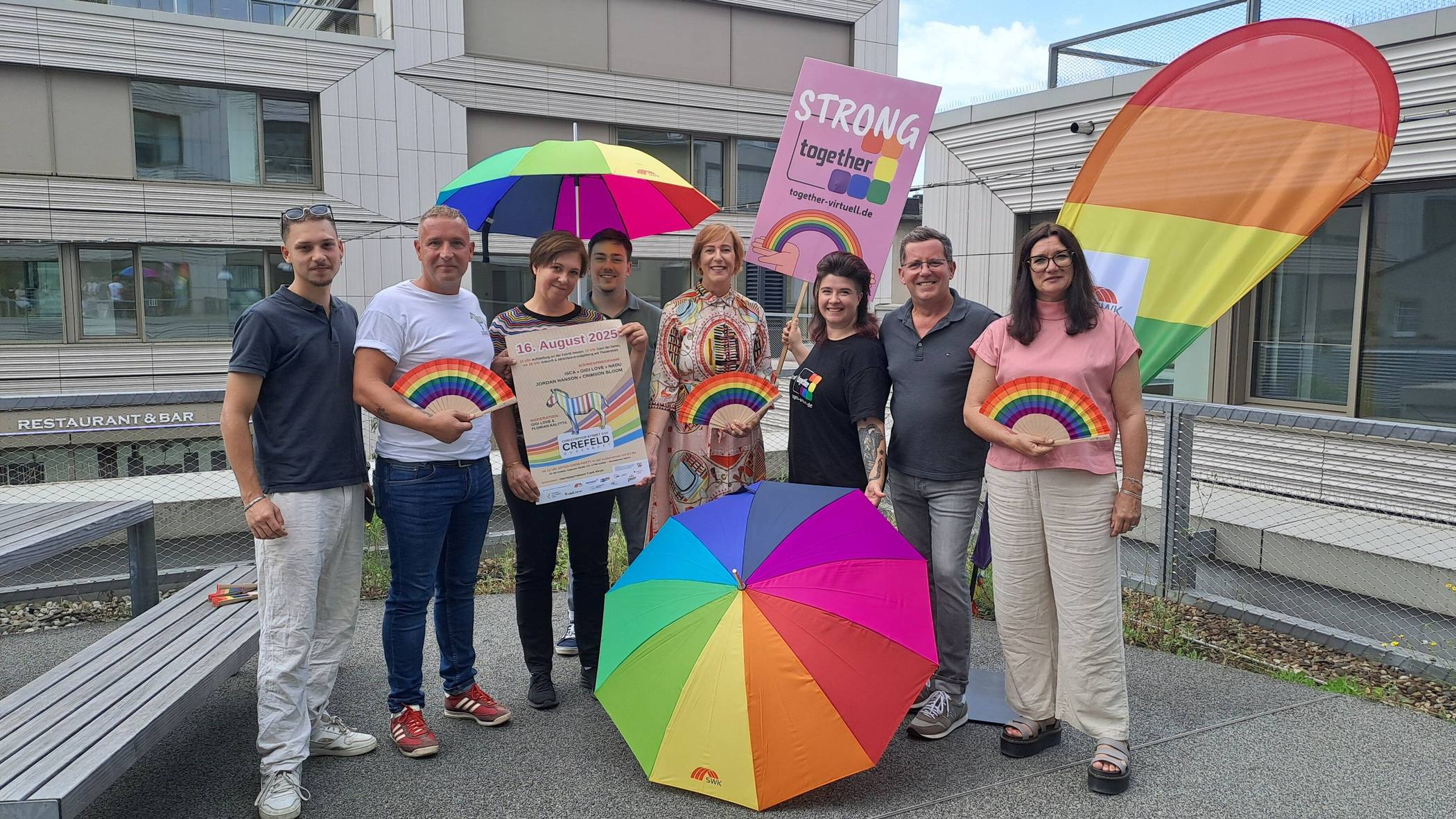  Organisatoren, Unterstützer und Sponsoren des CSD freuen sich auf kommenden Samstag, hier (v.l.): Deniz Sirkal, Levent Sirkal, Stefanie Buss (Messer SE &amp; Co. KGaA), Moritz Gerlach, Kerstin Abraham (SWK), Vera van Oyen, Oliver Leist und Dr. Stefanie Markowski (Zoo Krefeld). 