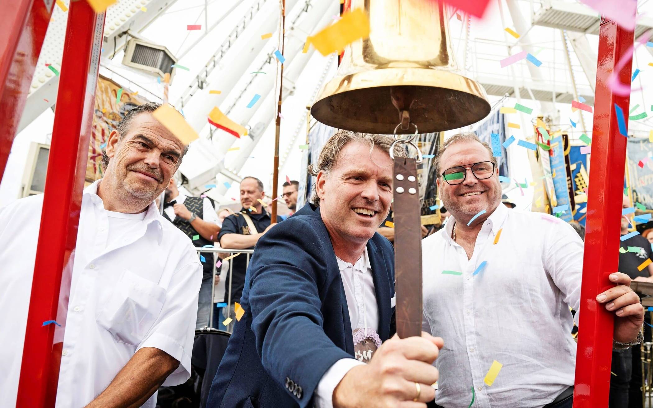  Noch einmal als Bürgermeister eröffnet Christoph Fleischhauer - hier zwischen Dirk Aberfeld (l.) und Michael Zajuntz - die diesjährige Moerser Kirmes. 