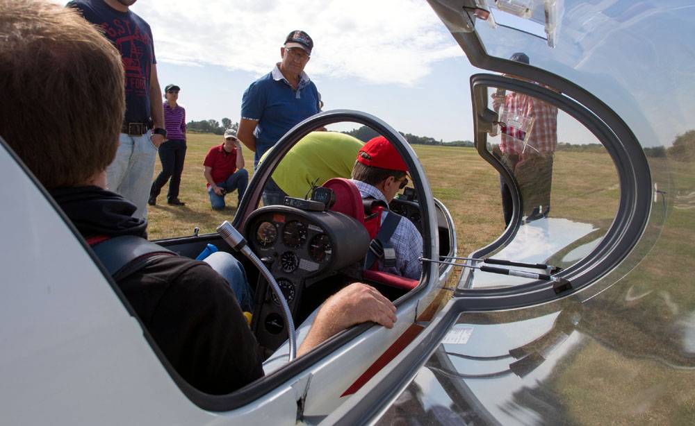 Startvorbereitung im Segelflugzeug auf dem Egelsberg.