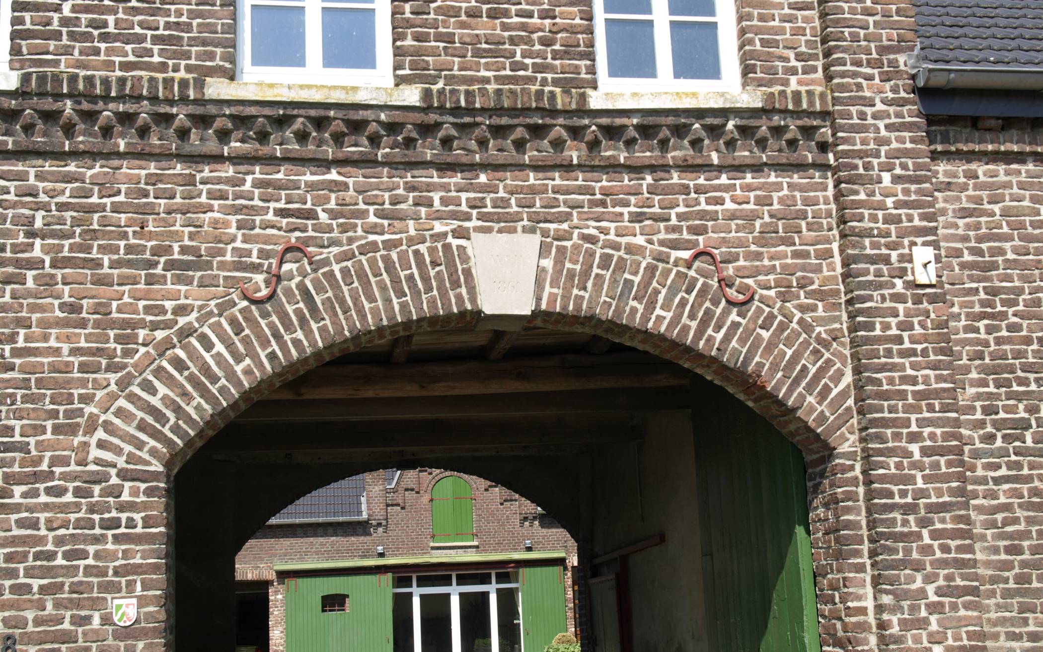 Toreinfahrt des Honnen-Hofes von 1861, Hof-Ersterwähnung bereits vor...