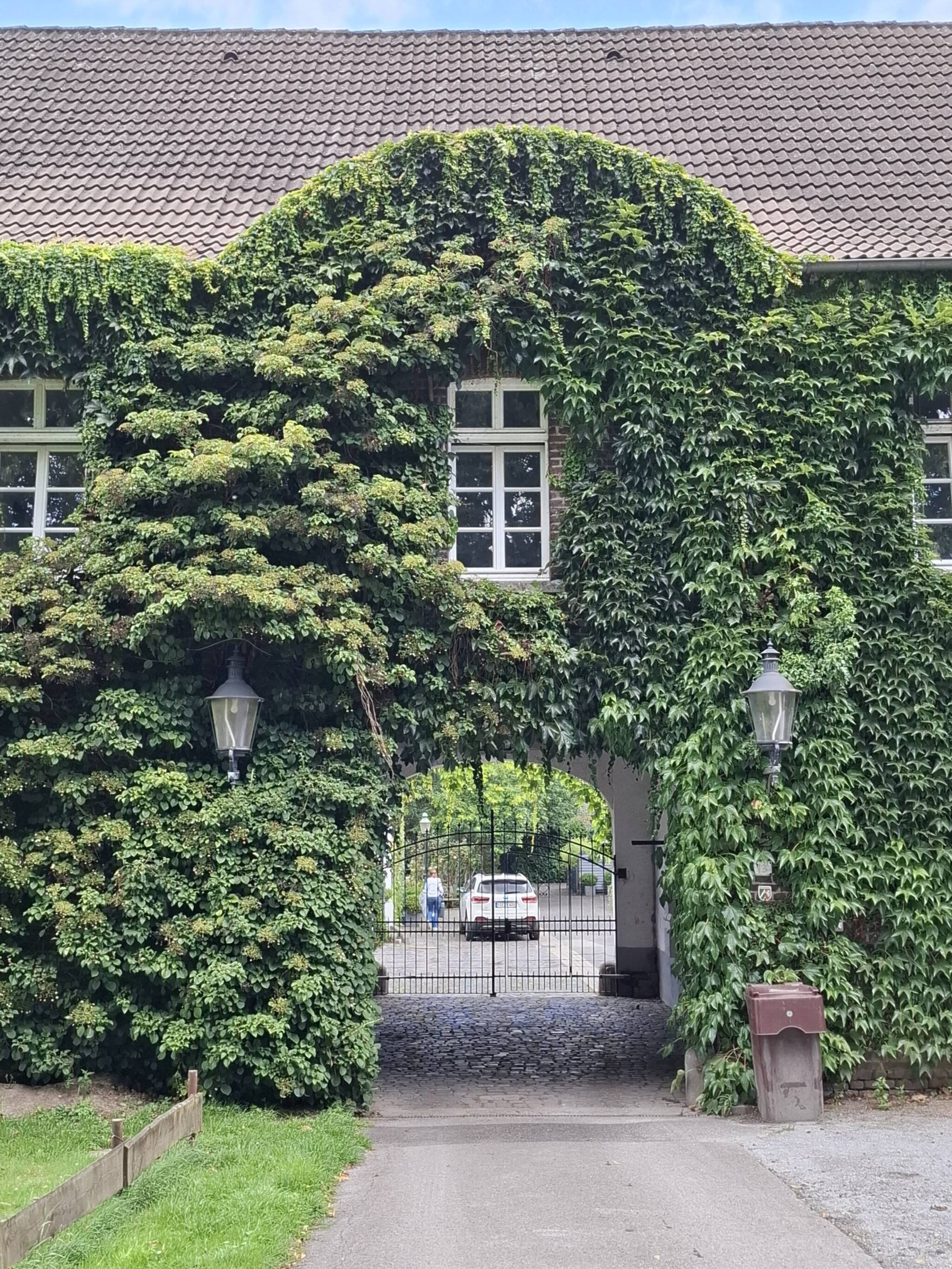 Toreinfahrt der Neersdommer Mühle, die bereits 1348 urkundlich erwähnt...