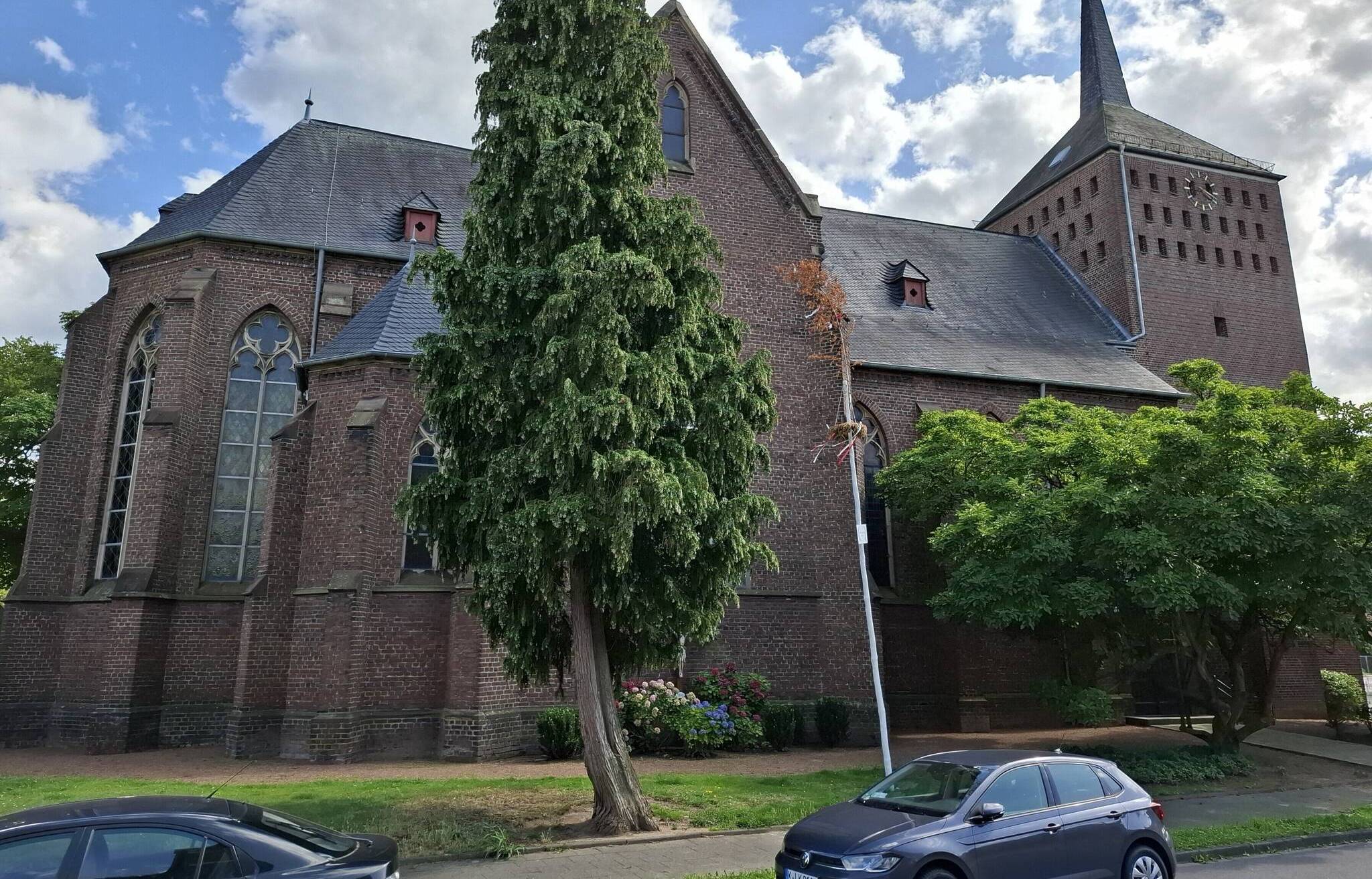 St. Heinrichskirche Mülhausen, errichtet und eingeweiht 1900, Turmbau erst...