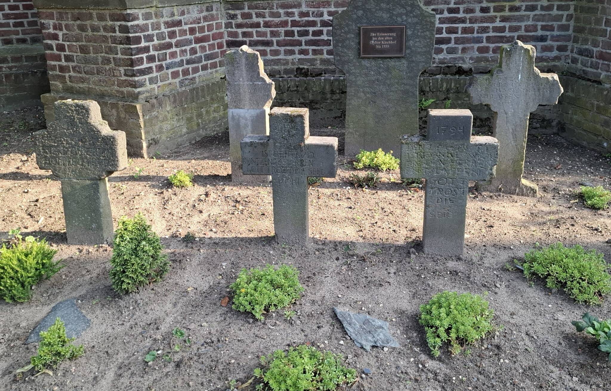 Um die alte Oedter Kirche herum diente bis 1855 ein Kirchhof für...