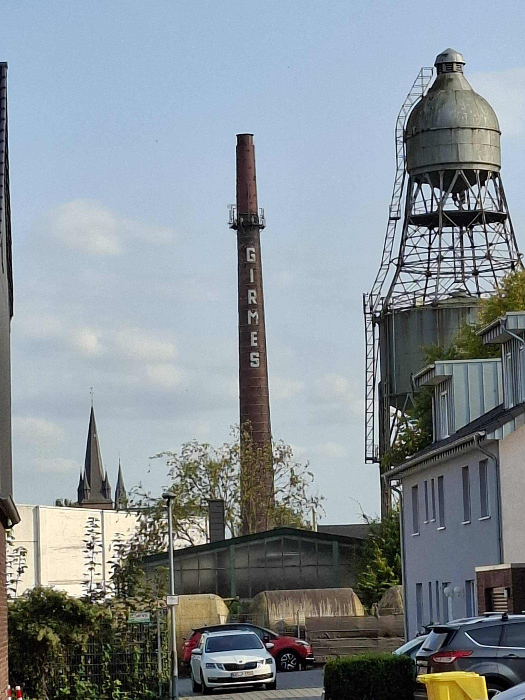 Die Wahrzeichen von Oedt: Der Kirchturm von St. Vitus sowie der Schornstein und der...