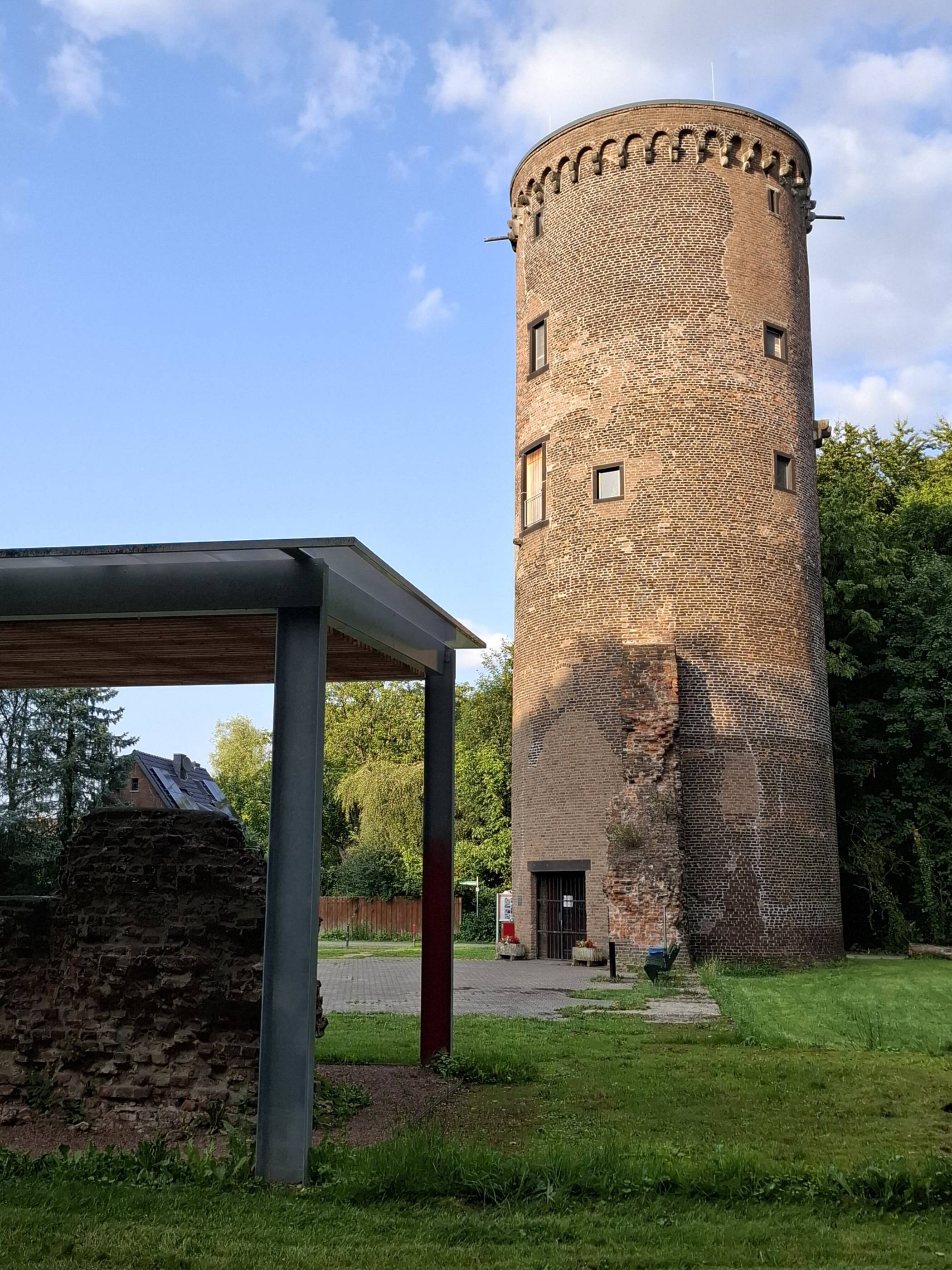 Von der ehemaligen Burg Uda, errichtet in der ersten Hälfte des 14. Jh., ist einer der...