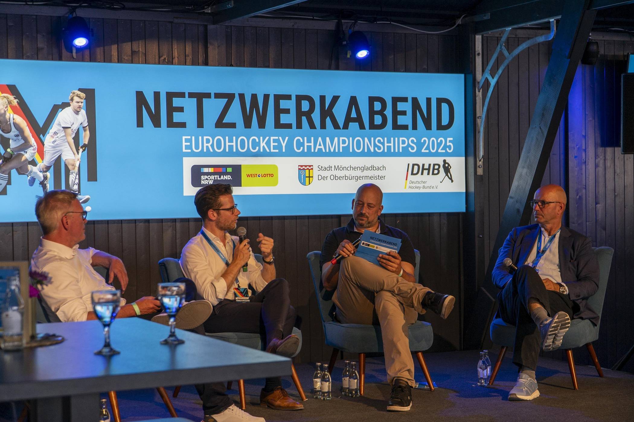  Dirk Schimmelpfennig, Staatskanzlei NRW, Oberbürgermeister Felix Heinrichs, Moderator André Scheidt und Henning Fastrich, Präsident DHB beim Gespräch über die Zukunft des Hockeysports in Mönchengladbach. 