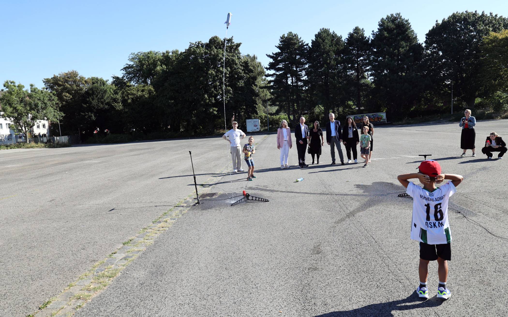 Eine PET-Flasche, 300 Milliliter Wasser, eine