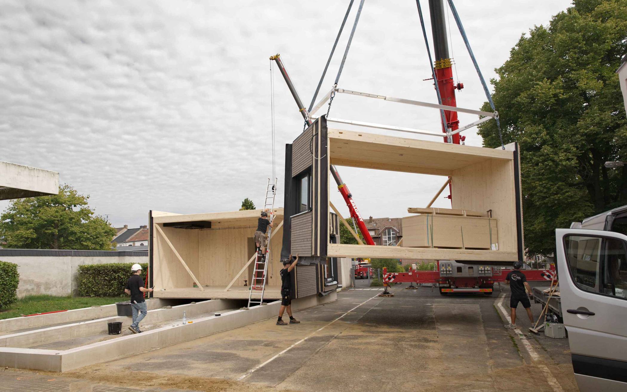 Ein Kran hebt die Gebäudemodule an