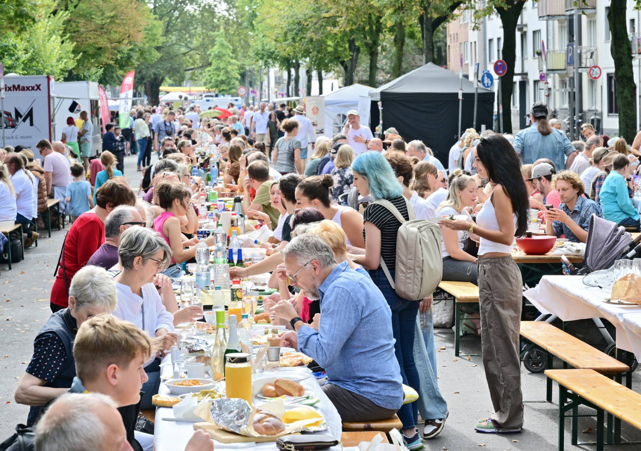  Der Westwall verwandelt sich am zweiten Septemberwochenende in eine bunte Stadtoase mit Picknickmeile, Tanz-Hotspots und Trödelmarkt. 