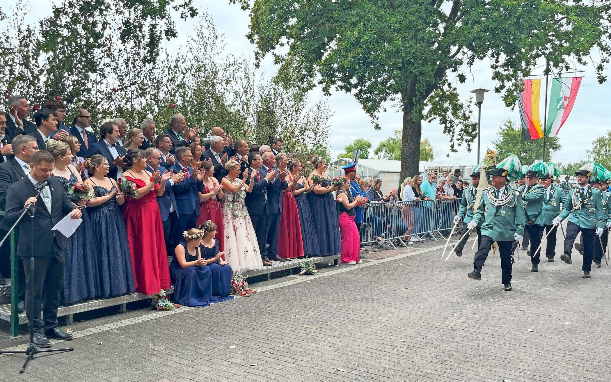 Freudestrahlend nahm Conny I. die Parade der Niederheider Schützen ab. 