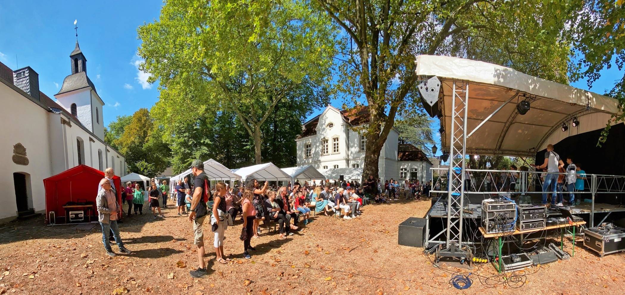Zwischen Kirche und Pfarrhaus der Strand