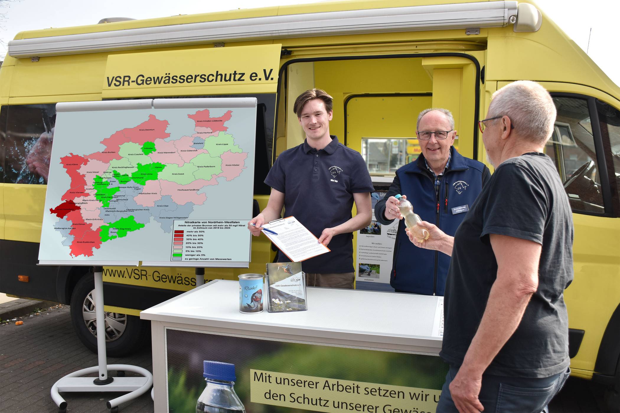  Milan Toups und Heinz-Wilhelm Hülsmans beraten einen Brunnenbesitzer mit der Nitratkarte. 