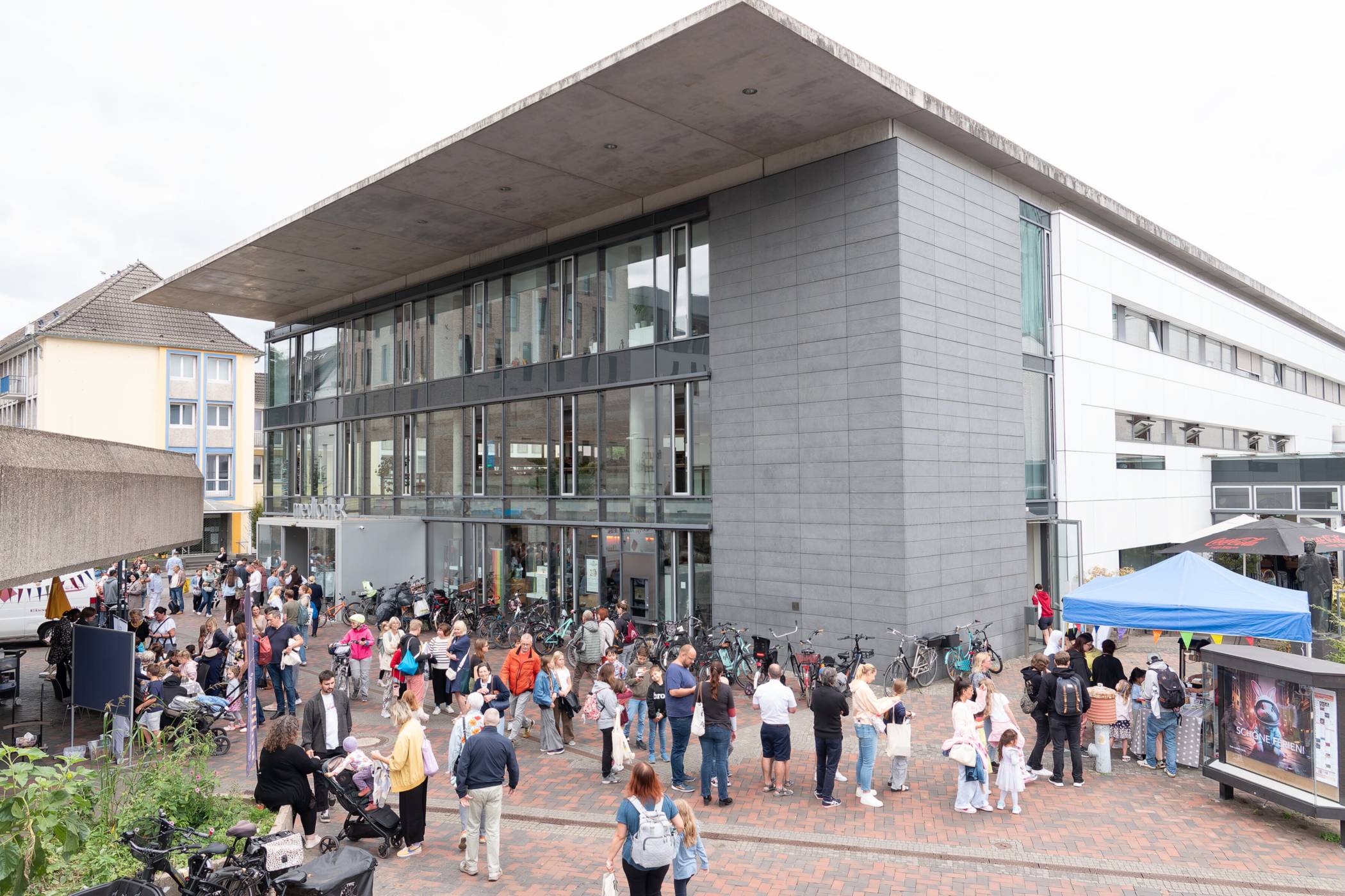 Gefeiert wurde auch vor dem Gebäude auf dem Theaterplatz.