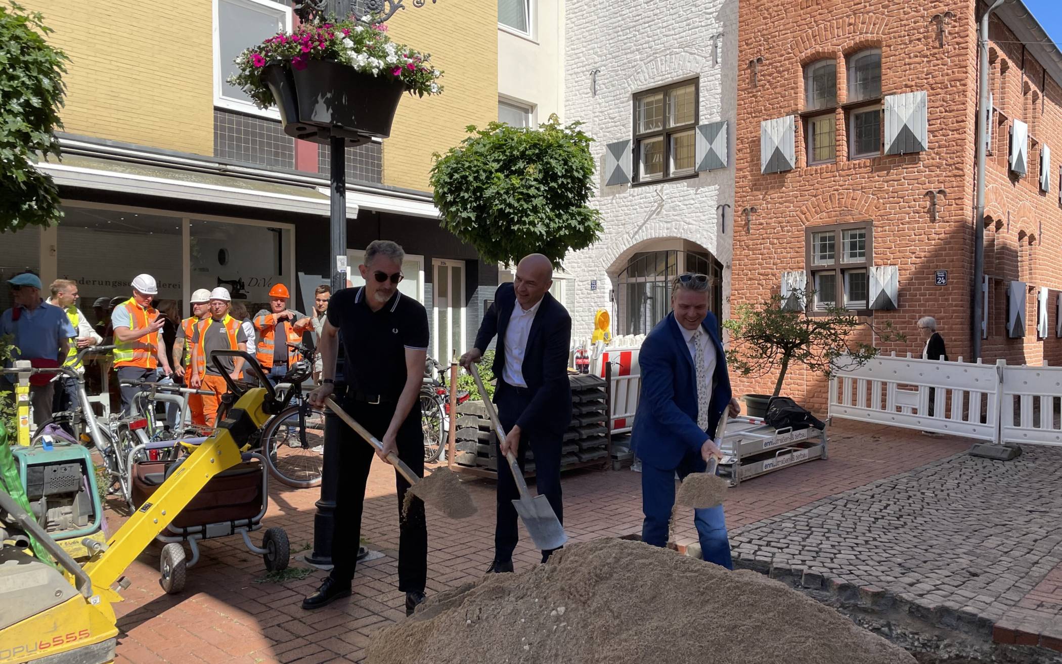 Mit dem Spatenstich ging’s in der