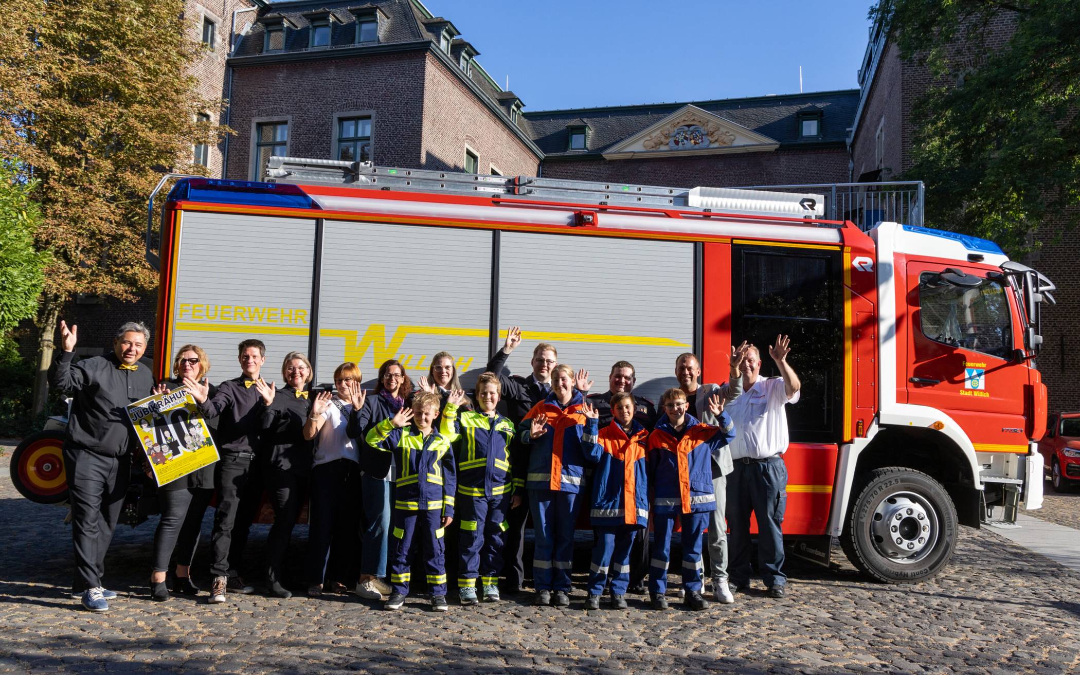  Die Theatergruppe „die Krähen“ aus Krefeld haben jetzt 2500 Euro an Kinder- und Jugendfeuerwehr Willich gespendet. Foto: Feuerwehr 