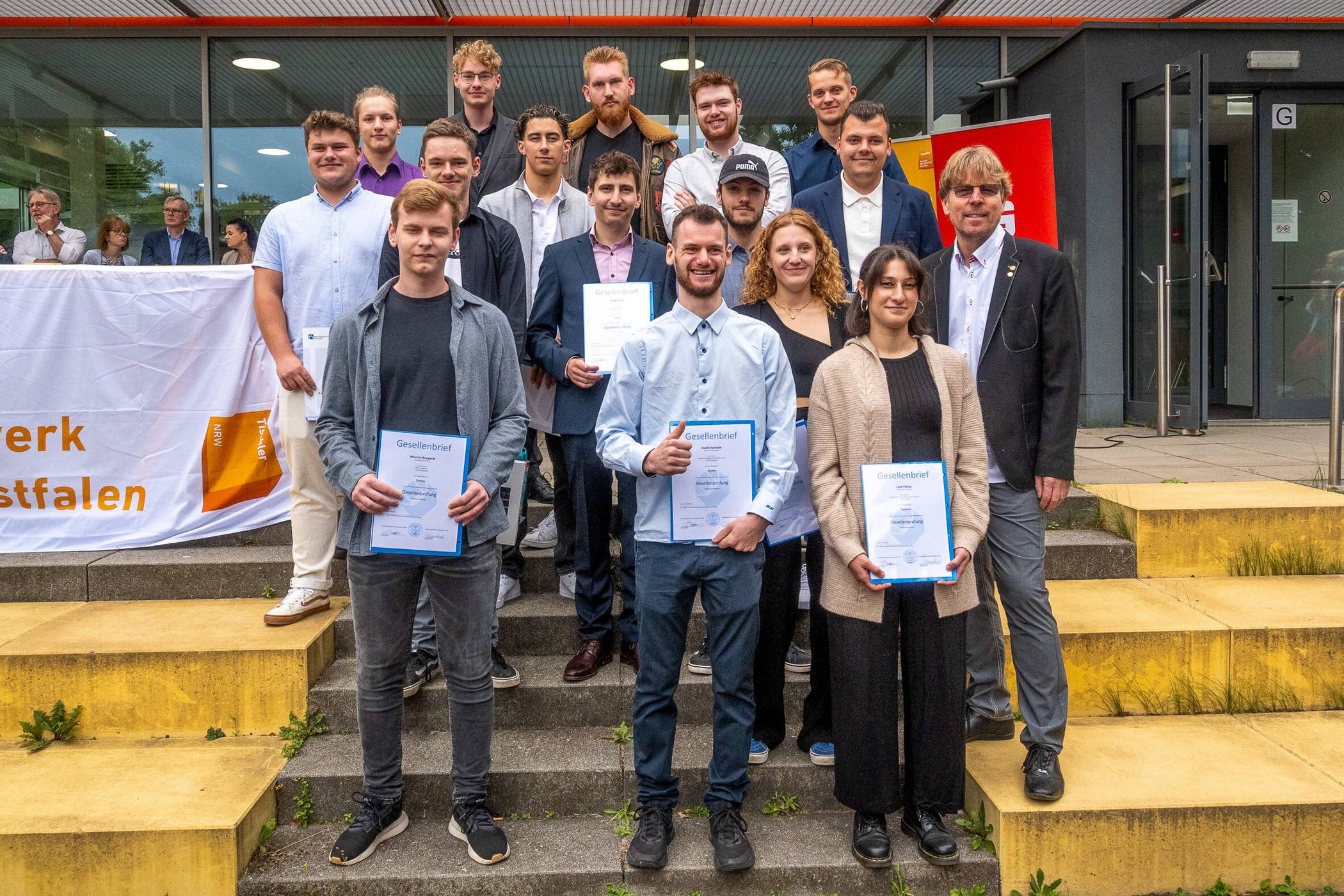  Nachwuchs für die Tischlereien im Kreis Viersen: Obermeister Uwe Sötje (r.) sprach die jungen Gesellinnen und Gesellen los. 