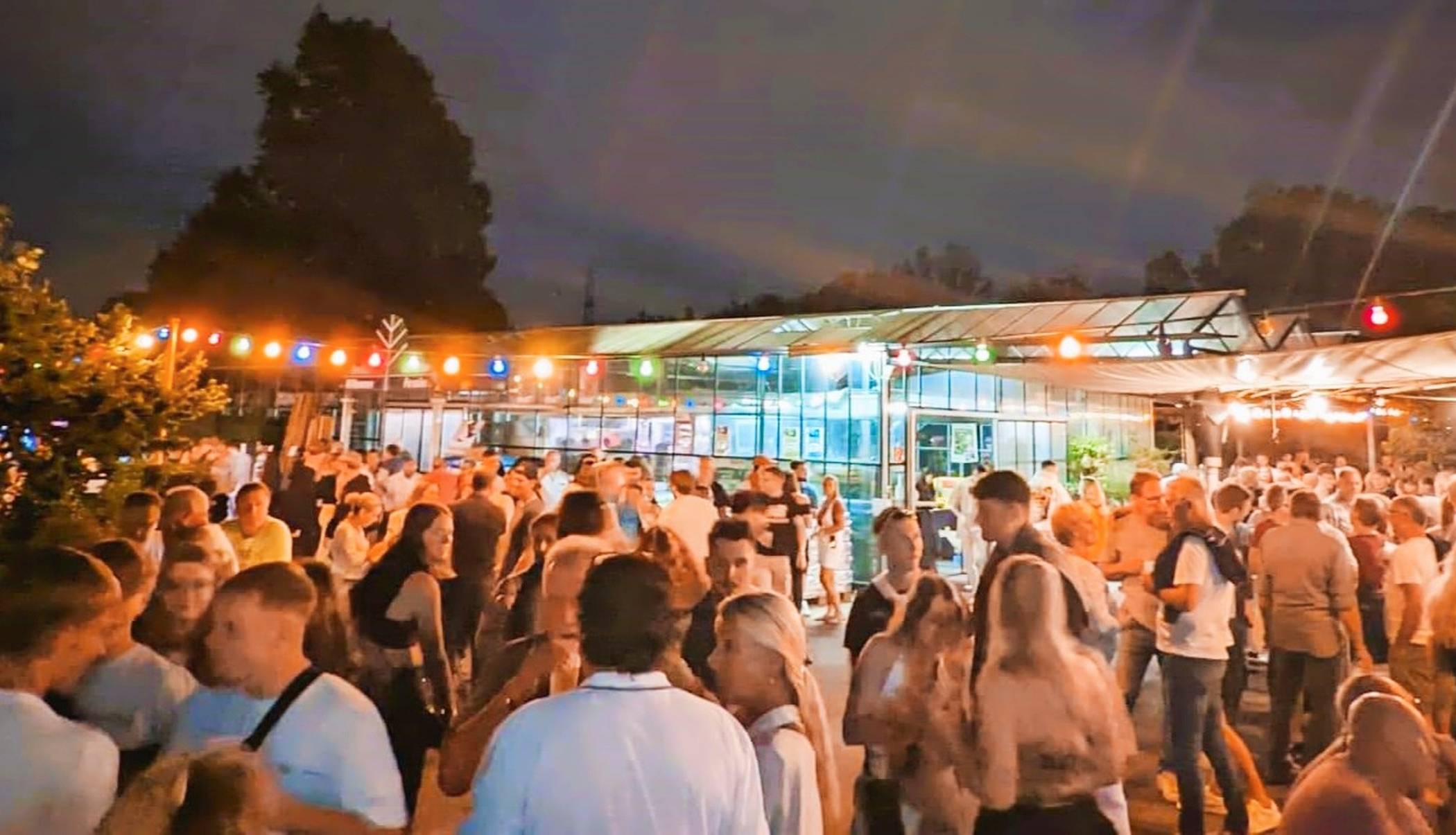 Ab abends gehört das Gelände einer ausgelassenen Feier-Gemeinde, Star-DJ Mühle aus Mülheim an der Ruhr steht für Partyalarm pur.