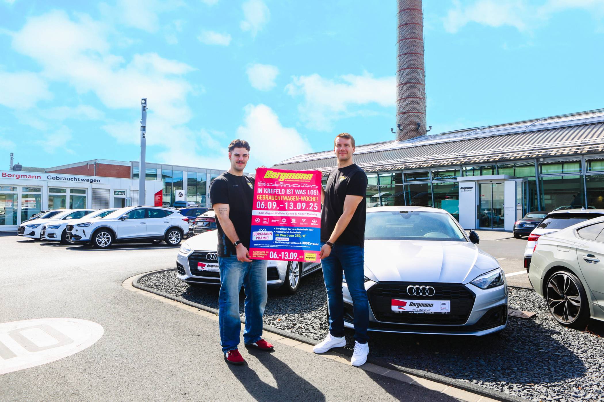 Die HSG-Spieler Finn Rüspeler (links) und Tim Stefan (rechts) erwarten euch zur Gebrauchtwagen-Woche bei Borgmann.