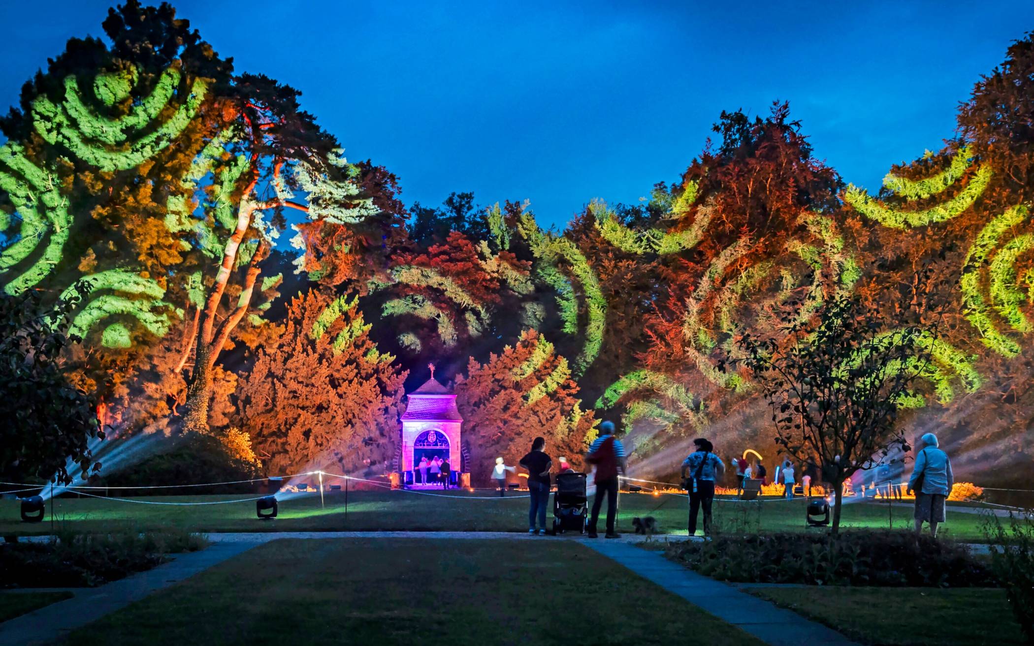 Vom 5. bis 20. September gibt es im Park von Schloss Dyck wieder spektakuläre Lichtinstallationen zu bestaunen.  