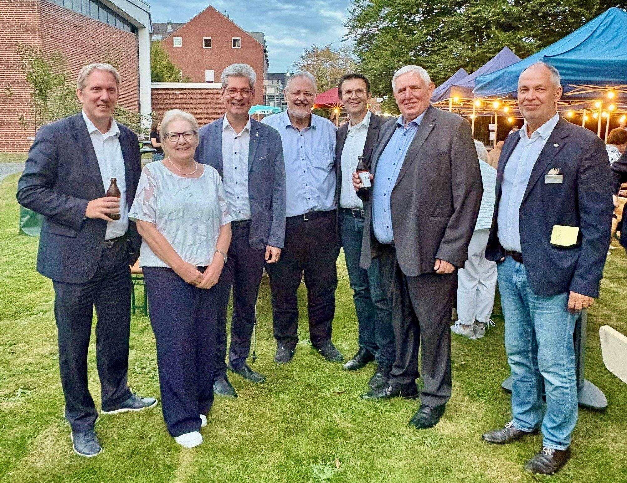  Karl-Josef Laumann, Minister für Arbeit, Gesundheit und Soziales in NRW zu Gast im Altenheim in Hehn (v.l.): Jochen Klenner, Angelika Schürings (Senioren Union), Dr. Christof Wellens, Norbert Post (CDU-Ehrenvorsitzender), Bernhard Stein (CDA), Karl-Josef Laumann, Josef Aretz (ViaNobis). 