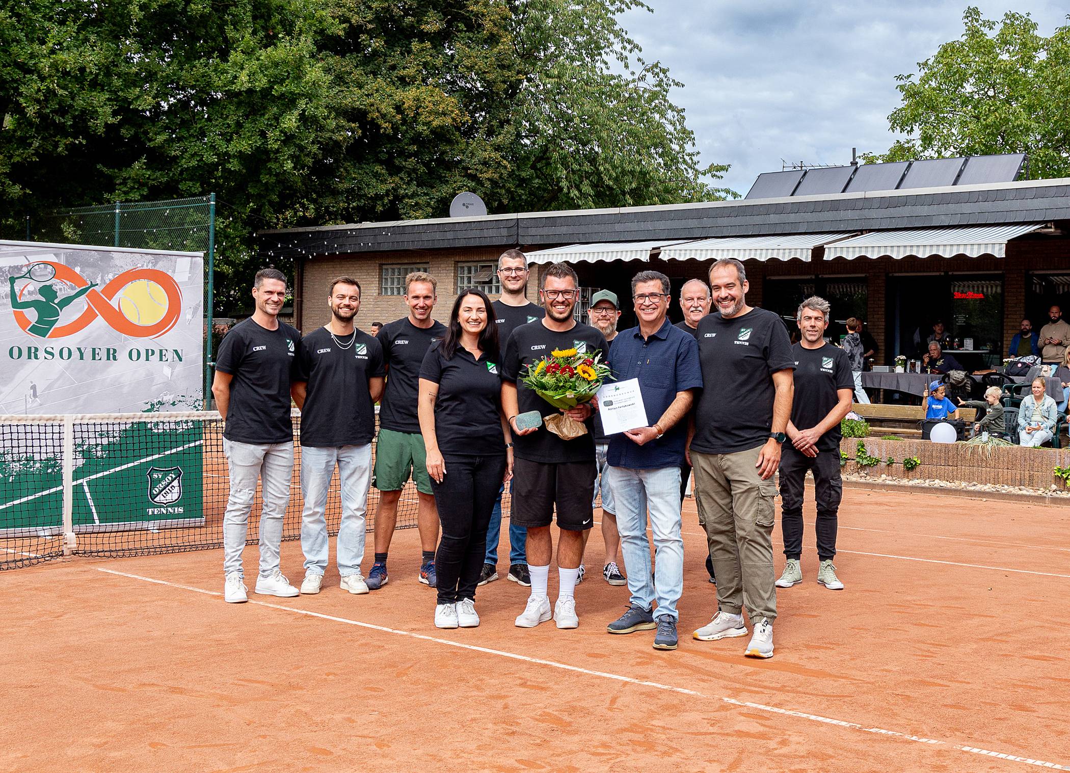 Über die Auszeichnung freuen sich (v.l.n.r.): Josephine Meyer (stellvertretende Vorsitzende Gesamtverein SV Orsoy), Adrian Fertykowski, Frank Tatzel (1. Vorsitzender Stadtsportverband Rheinberg) und Stephan Karl (1. Vorsitzender Tennisabteilung im SV Orsoy). 