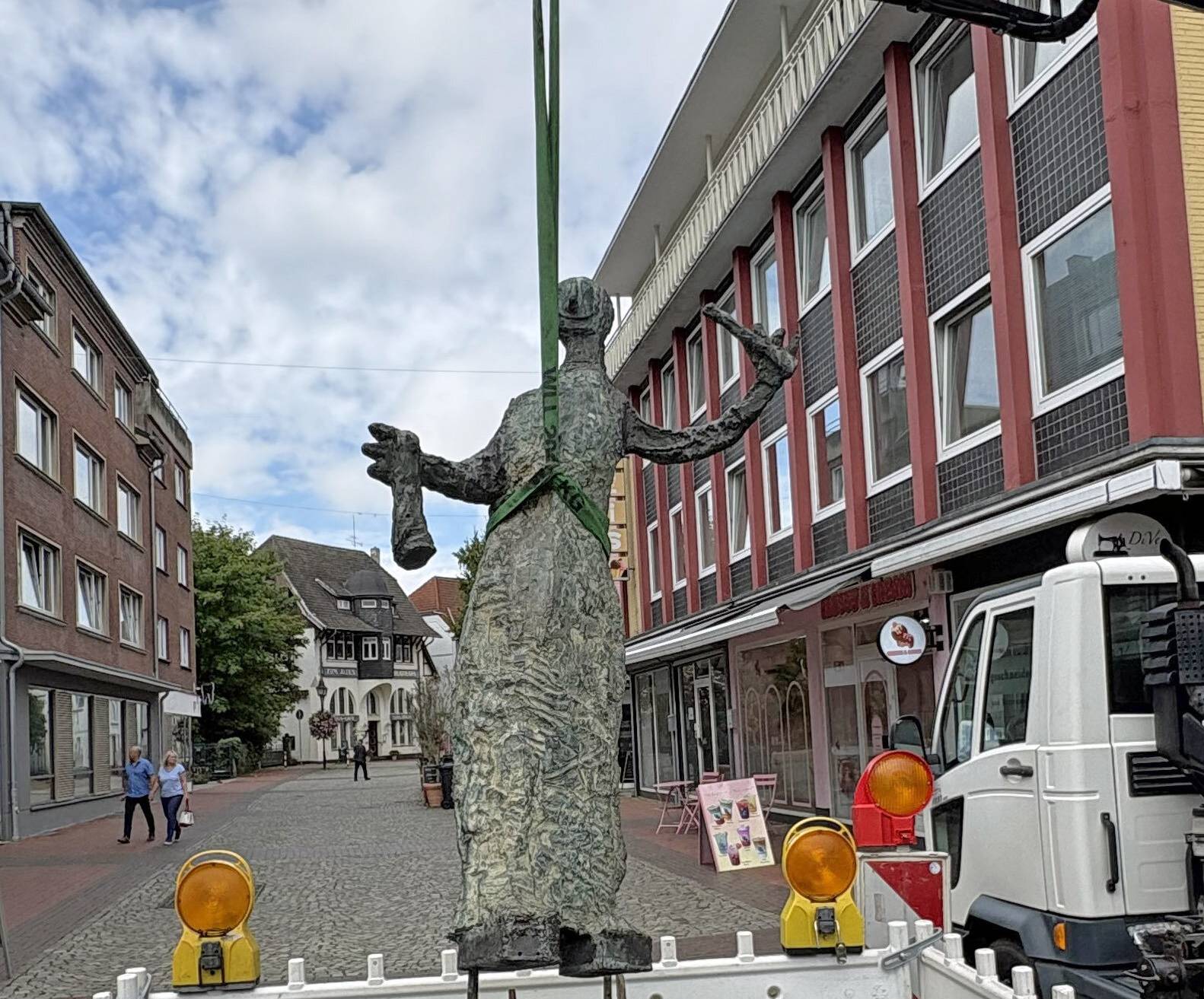 Die Magierin wird aufgrund des Umbaus der Innenstadt versetzt.