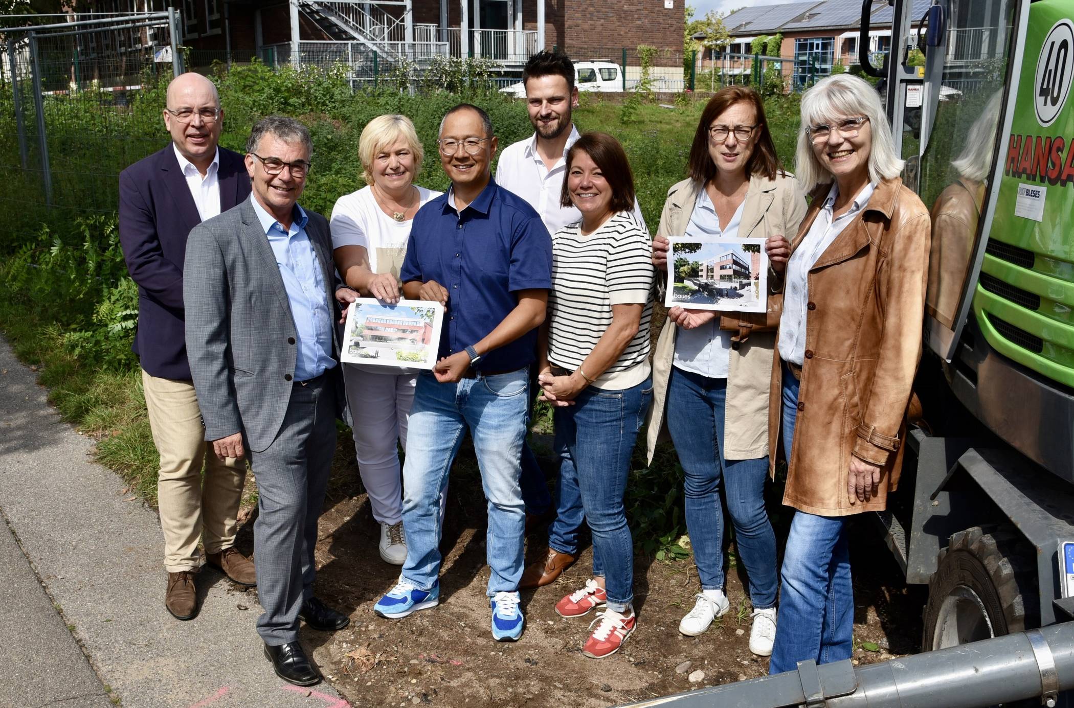 Die Bauarbeiten am Erweiterungsbau des Amplonius-Gymnasiums sind gestartet. Darüber freuen sich ganz besonders (v.l.): Baudezernent Stephan Pfeffer, Bürgermeister Dietmar Heyde, Helga Karl (Leiterin des Fachbereiches Schule-Kultur-Sport), Schulleiter Marcus Padtberg, Stefan Scheepers (Fachbereich Schule-Kultur-Sport), Sencan Tasci (stellv. Schulleiterin), Karen Diedrich (Architektin im Fachbereich Immobilienwirtschaft) und Anja Middeldorf (Leiterin Fachbereich Immobilienwirtschaft).